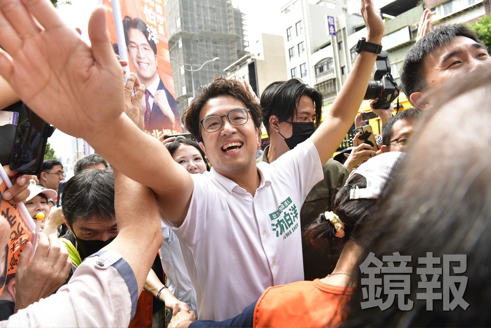 沈伯洋與林亮君合體進場,現場群眾夾道歡迎,並與兩人擊掌表達支持。攝影李智為