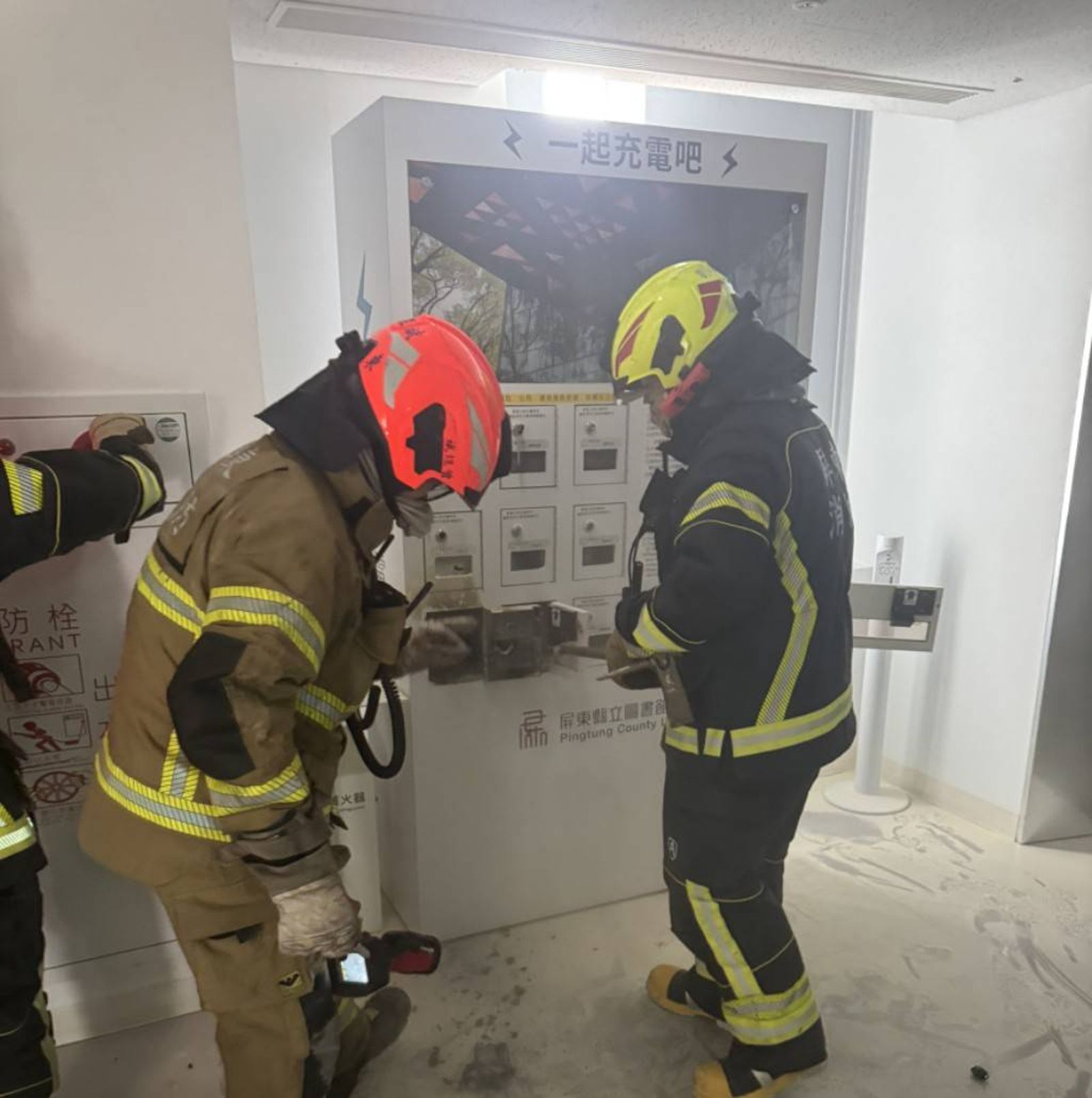 全台最美圖書館冒煙！屏東總圖三樓充電站突起火　警報響起百人驚逃