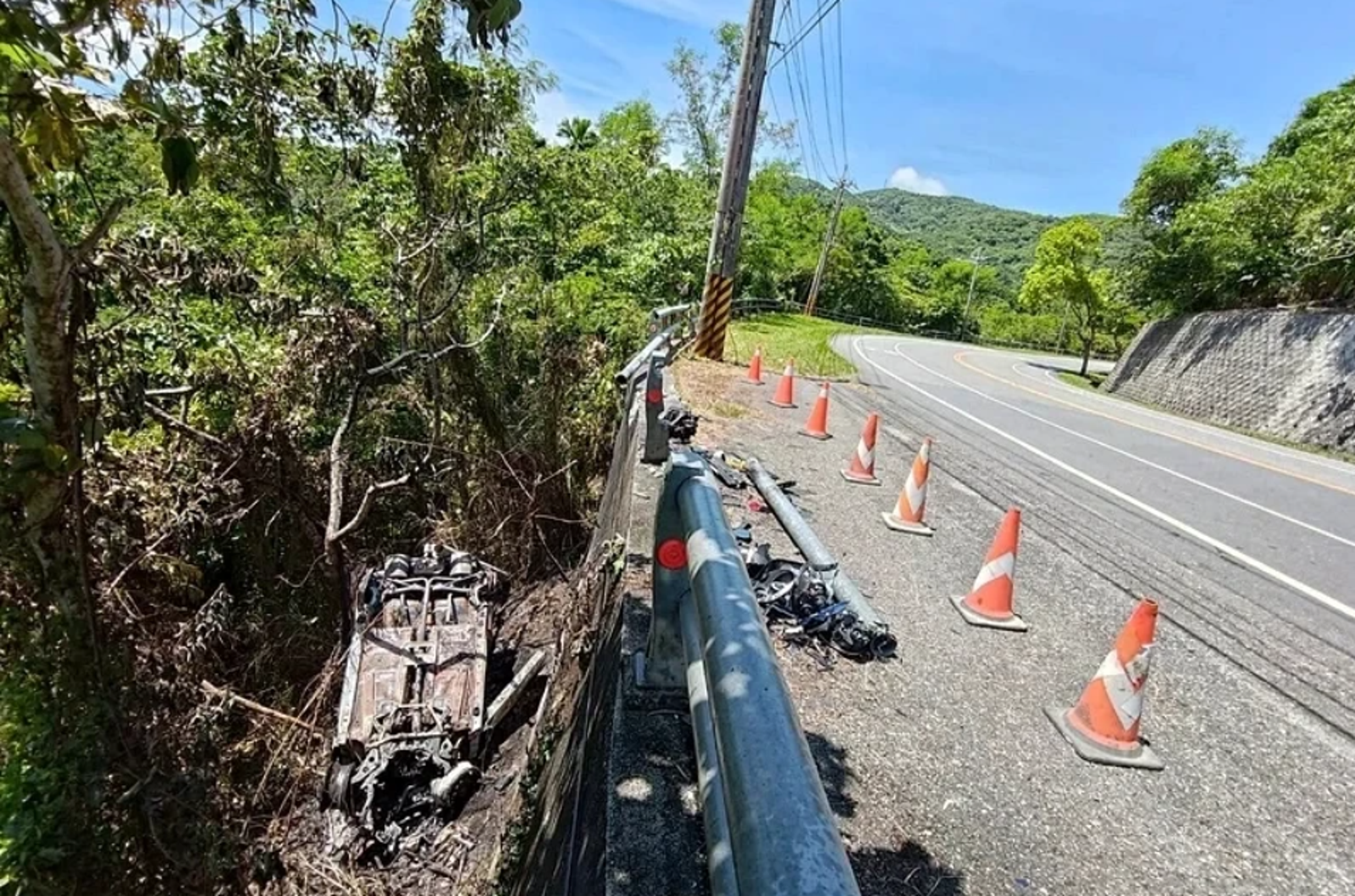 轎車墜花蓮台11線10米坡淪廢鐵起火 男駕駛活活燒死 女伴浴血逃生