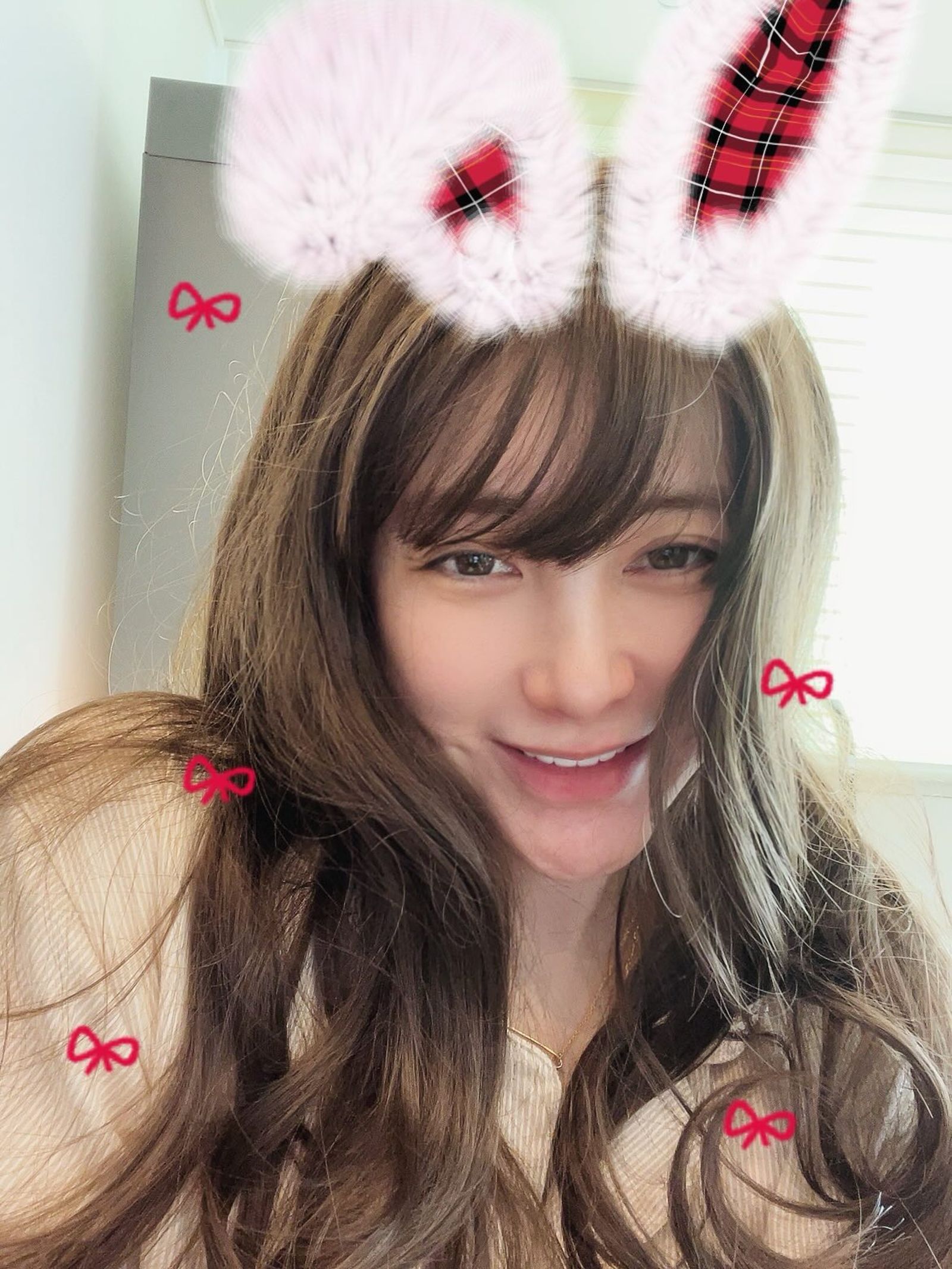 徐寅永的最新自拍照搭配超萌的兔耳濾鏡，甜美模樣與先前嗆辣的螢幕形象差很大。翻攝IG@seoin0