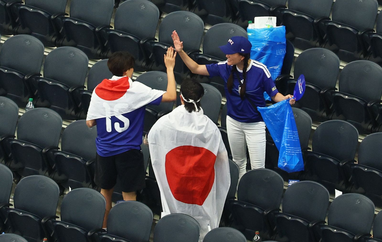 世界盃最美風景再現!日本球迷賽後一舉動再獲全球讚賞