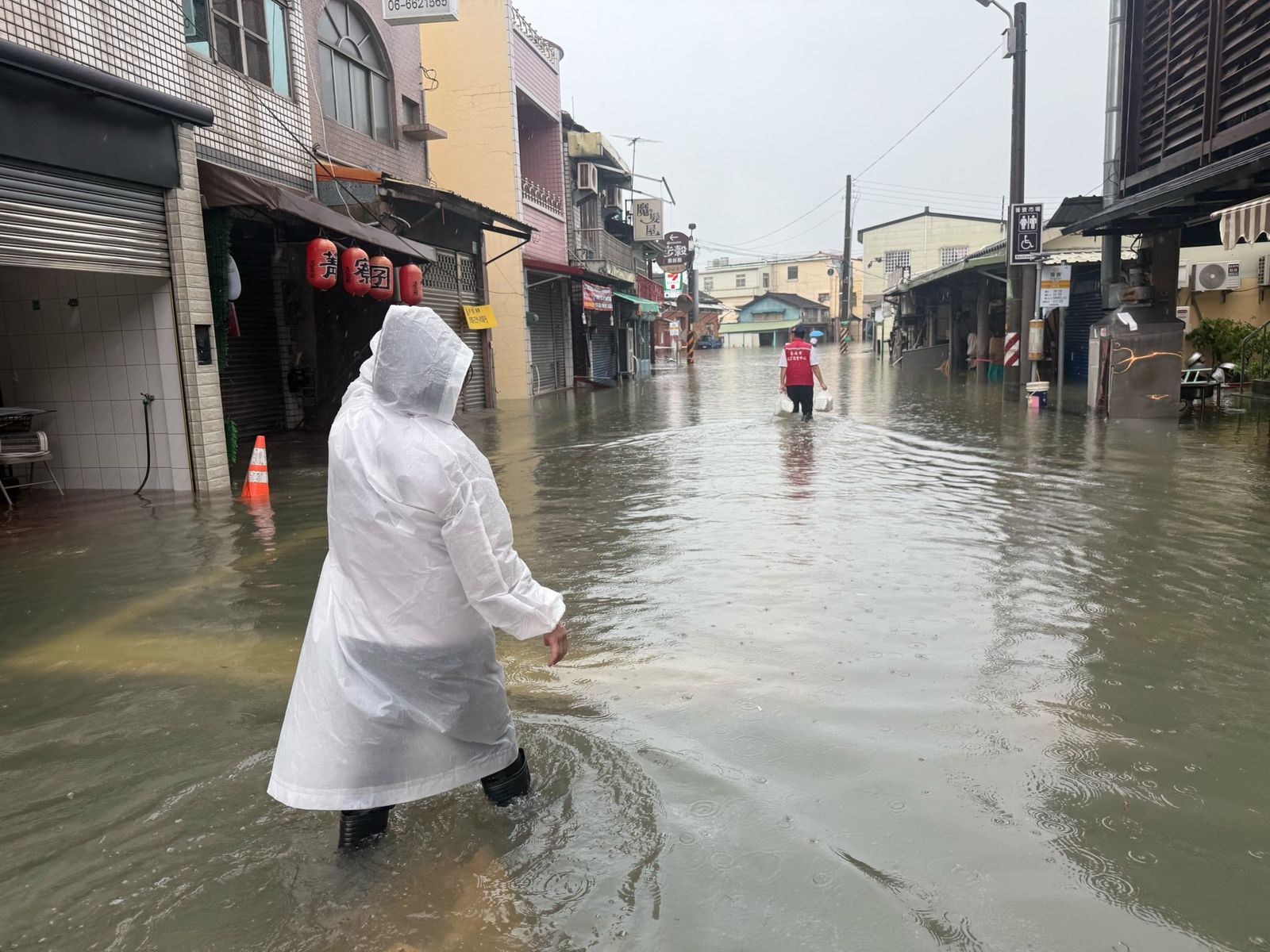 不只丹娜絲颱風重創南部，726豪雨也讓南部成為水鄉澤國，讓民眾苦不堪言。（圖／翻攝民進黨立委賴惠員臉書）