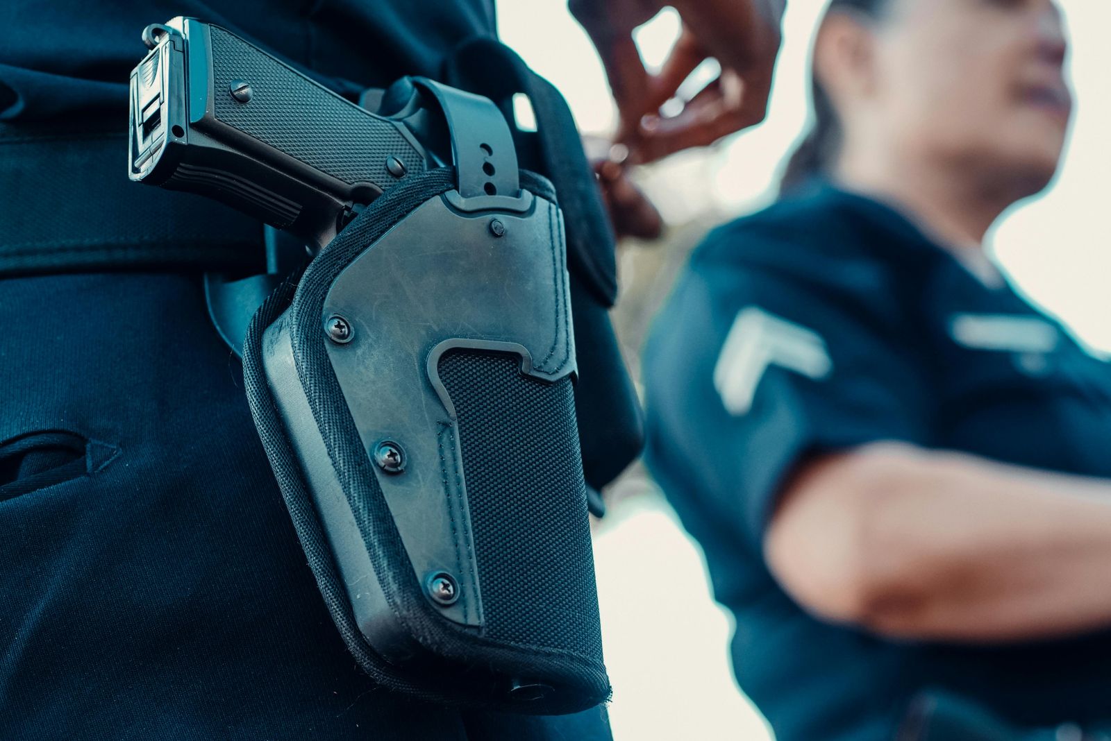 「想開他槍！」彰化男與鄰不睦想開轟　趁警蒐證突搶配槍被壓制…法官判刑出爐