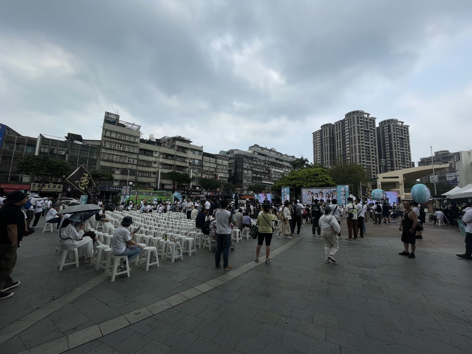 記者現場觀察,活動開時約半小時,主辦方準備的椅子僅坐滿一半。(圖/陳凱貞攝)