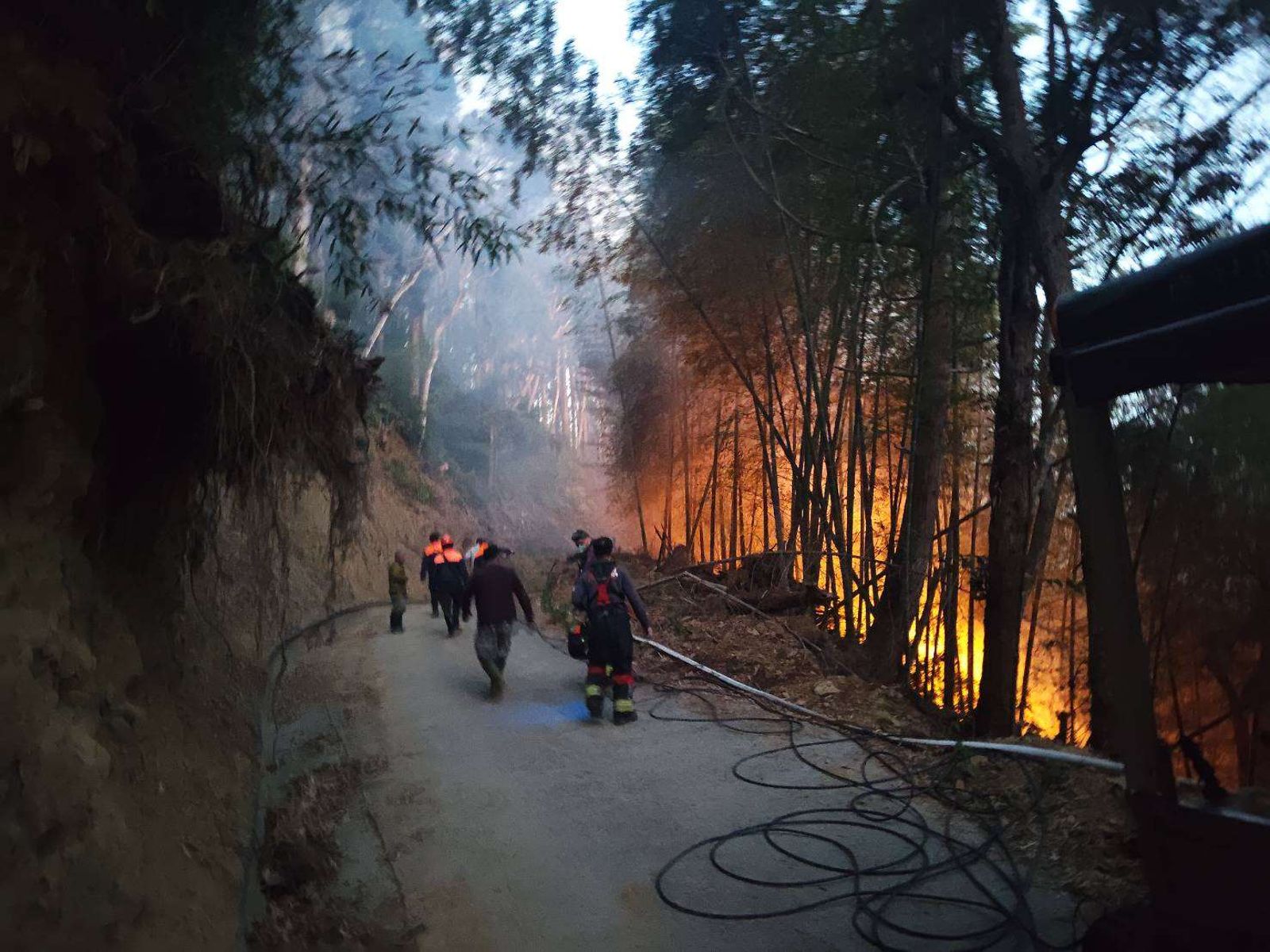 雲林古坑「台版嵐山」山火連燒第三天　契努克、黑鷹直升機陸空灌救