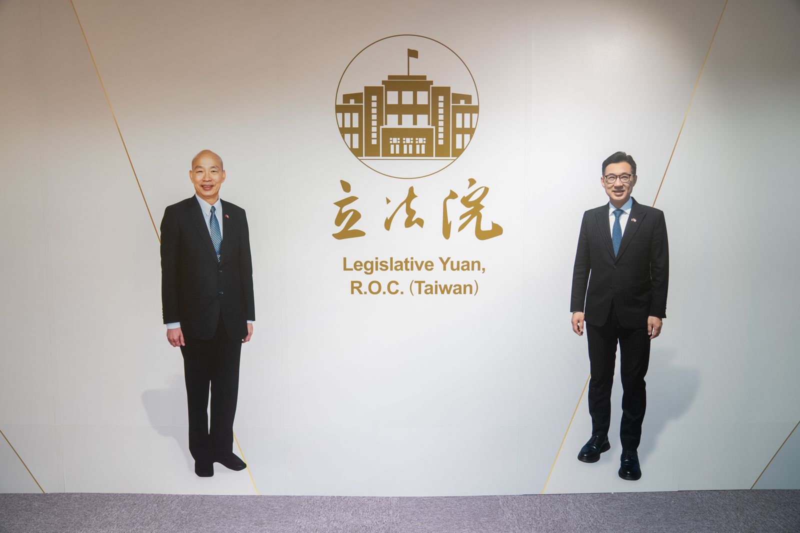 立法院紀念品中心設置互動拍照打卡區,可以跟立法院正副院長韓國瑜、江啟臣合照打卡。(圖/立法院提供)