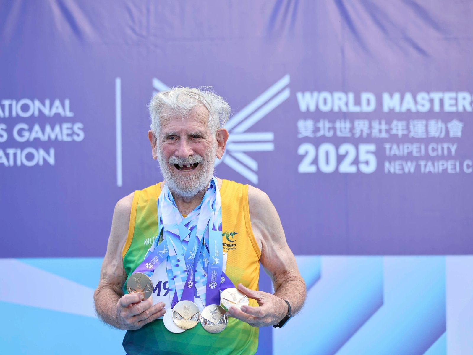 直擊／昆凌90歲爺爺超狂！世壯運最終奪3金2銀受封「地表最強阿公」