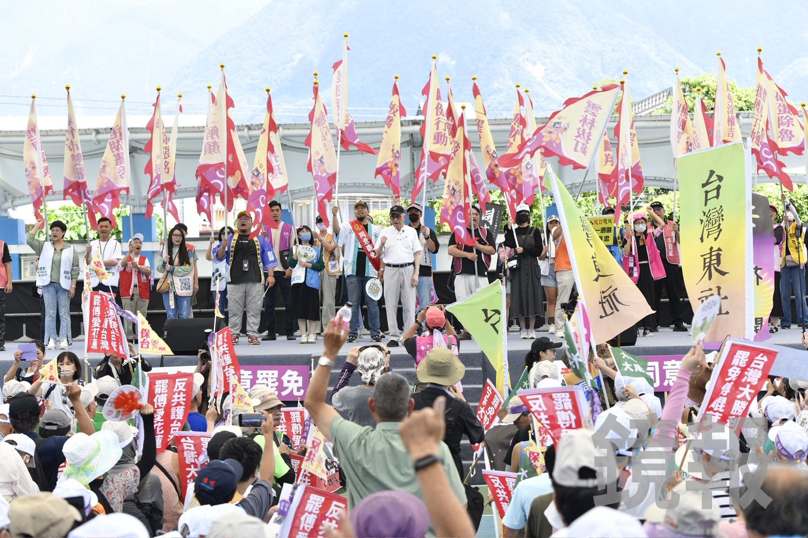 環島「護國大遶境」今於花蓮出發　曹興誠授戰旗給各罷團代表