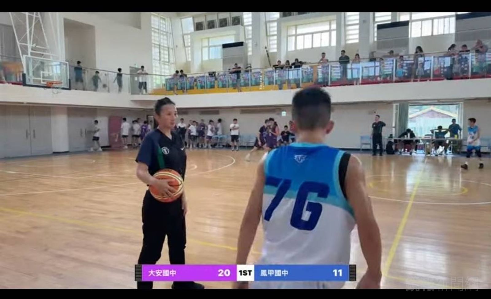 大安國中參加嘉義聖母盃籃球賽,王心瑀(左)正是場上裁判。翻攝畫面