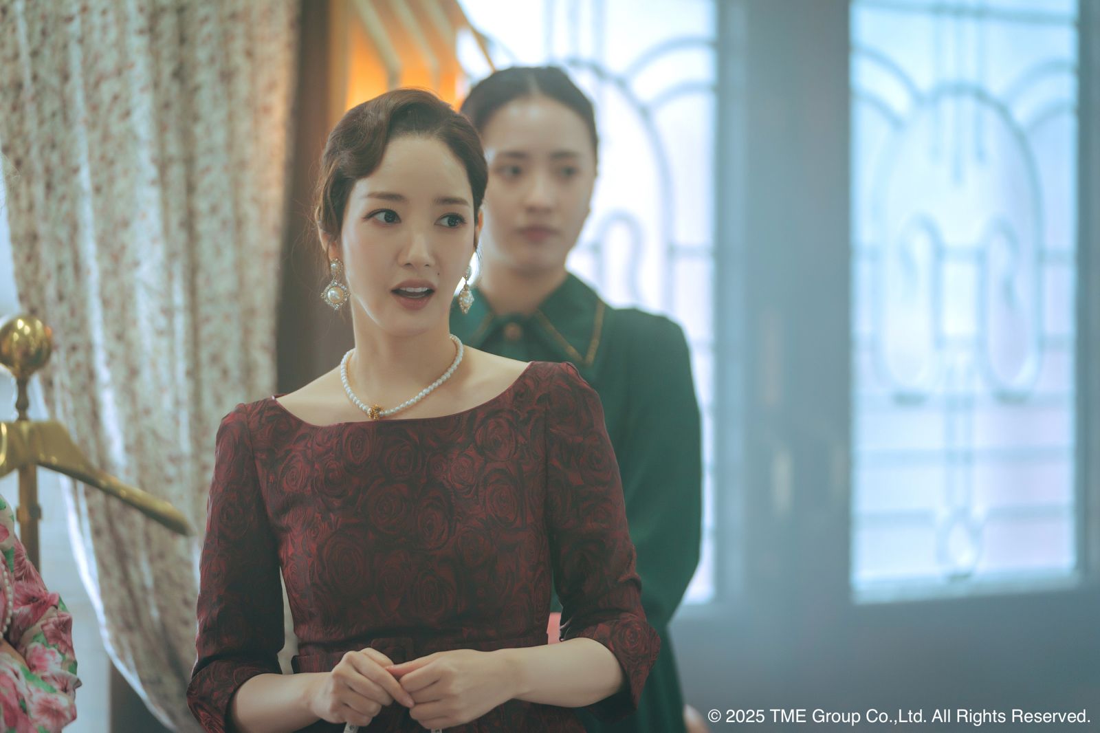 朴敏英黑化成「行騙女王」演技封神！　網讚韓劇版《瞞天過海》