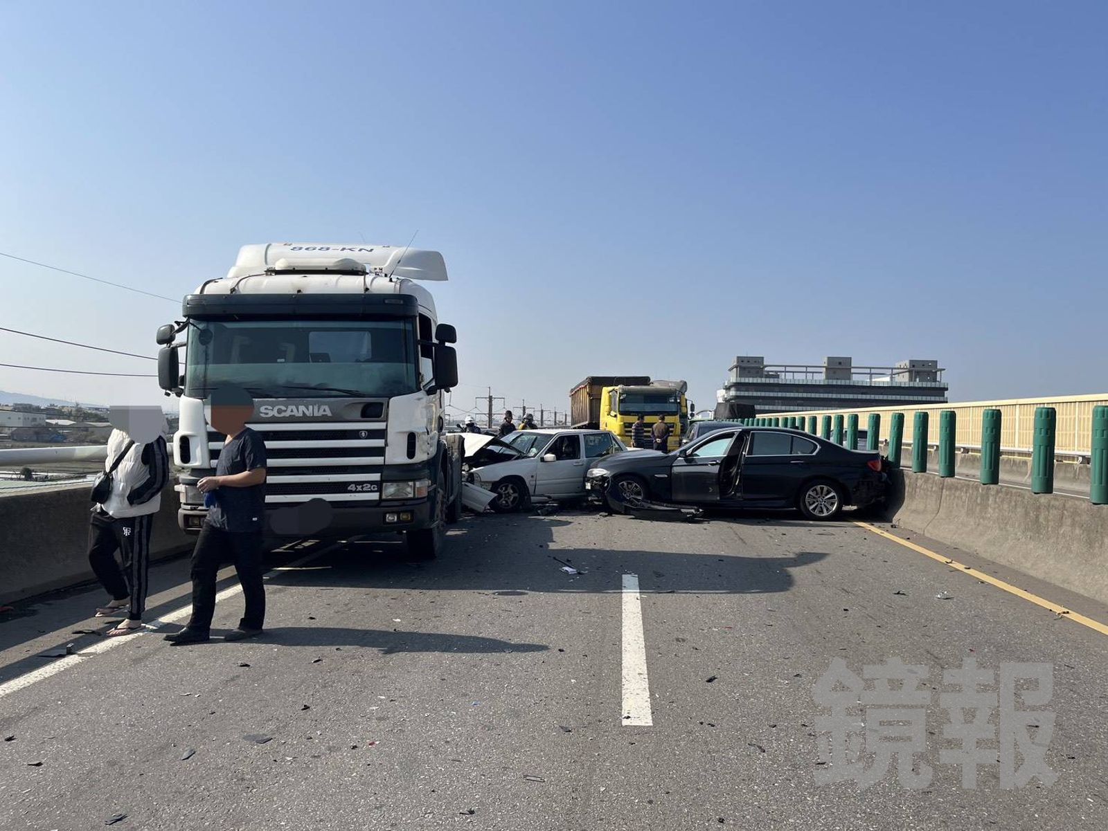 台61線台中梧棲北上路段發生3車追撞車禍，占用全線車道，造成車流嚴重回堵。民眾提供