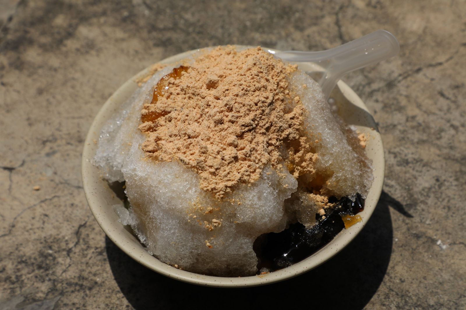 金玉興冰店的古早味刨冰,古早味麵茶與黑糖水鳳梨醬,把本身無味卻帶來不同層次口感的粉粿、愛玉和粉條米苔目,撞擊出最佳美味。圖/鏡週刊提供