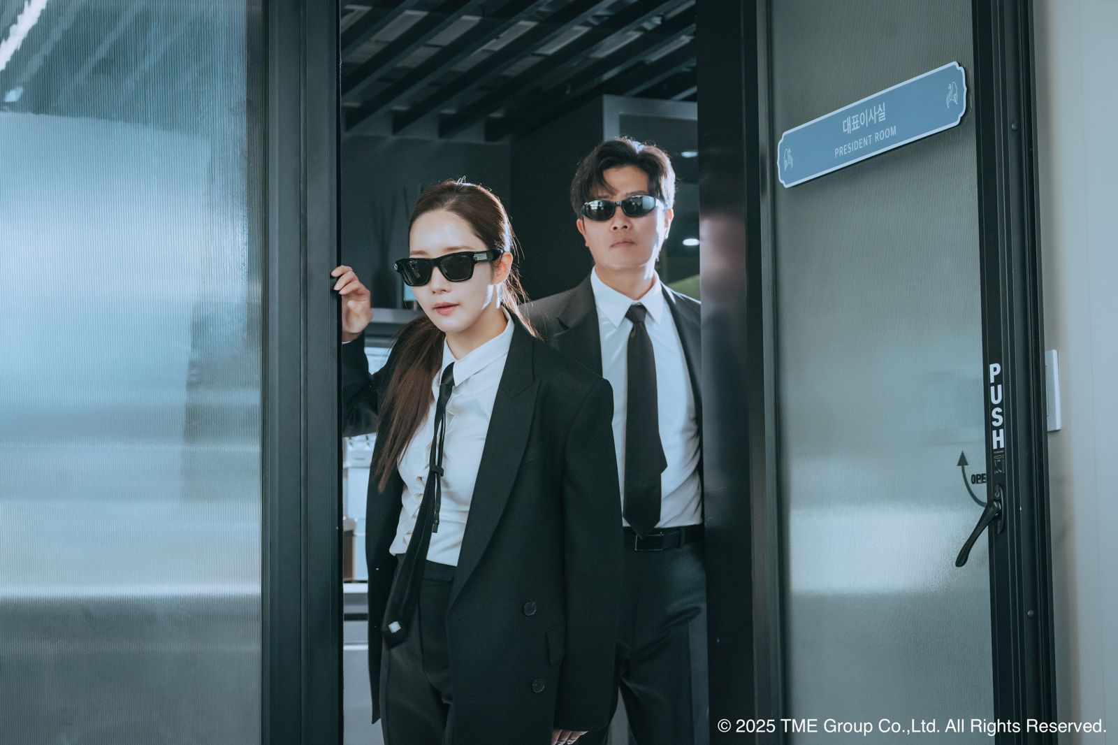 朴敏英（左）和朴喜洵為了進行詐騙，裝扮成各種造型、假扮成不同職業的人。Hami Video提供