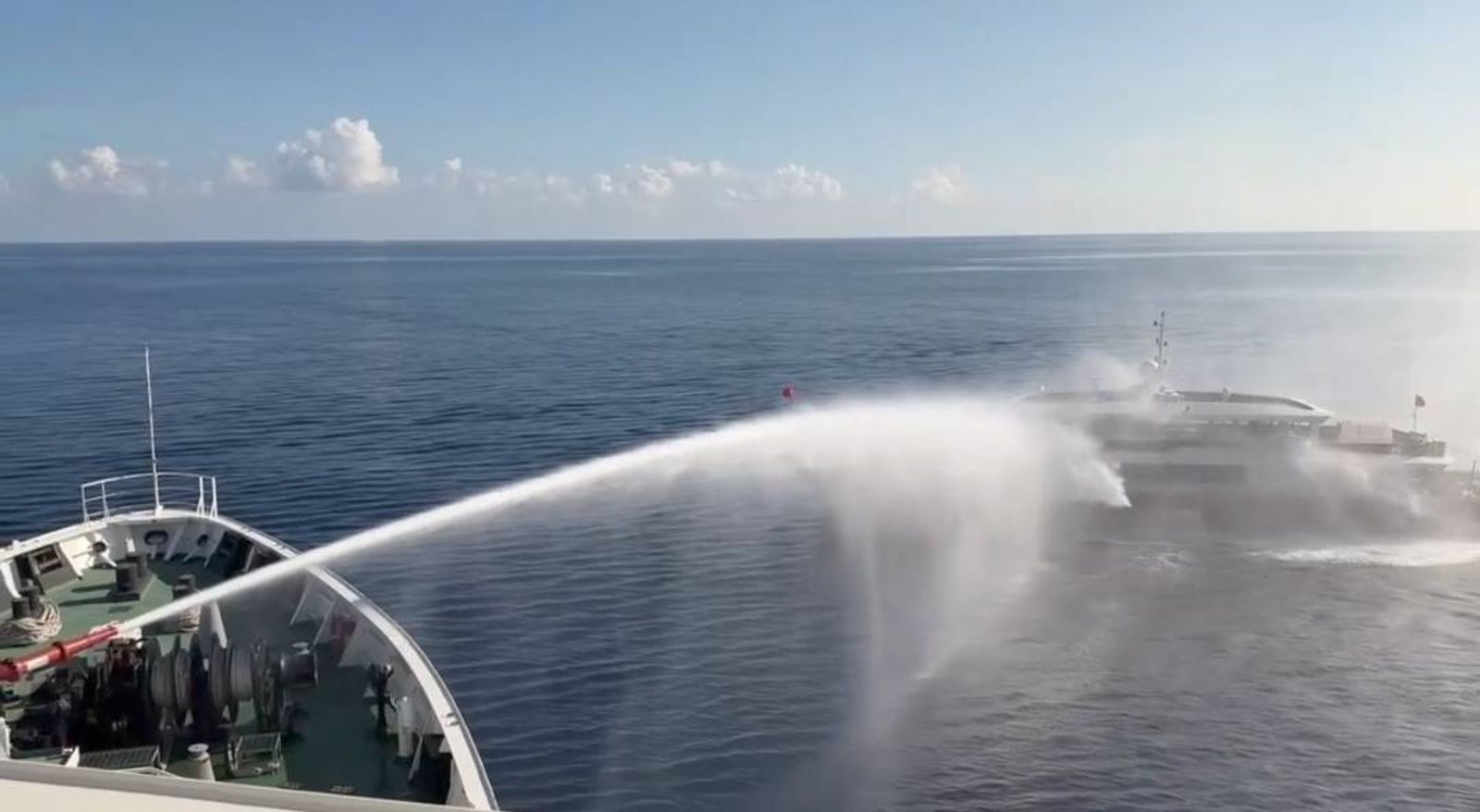 東沙對峙影片曝光!陸漁船越界拒離 海巡雲林艦水砲「噴飽噴滿」強勢驅離 破浪戒護還給35份熱食