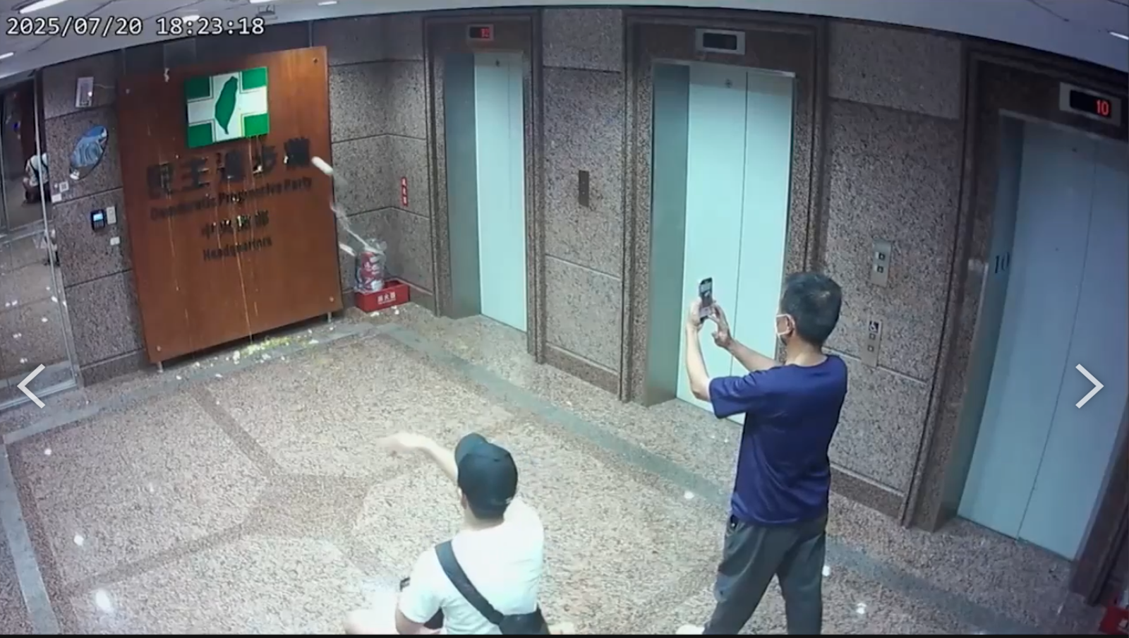 2小草闖民進黨中央黨部砸蛋　民眾黨：人民對現狀的不滿應予尊重　