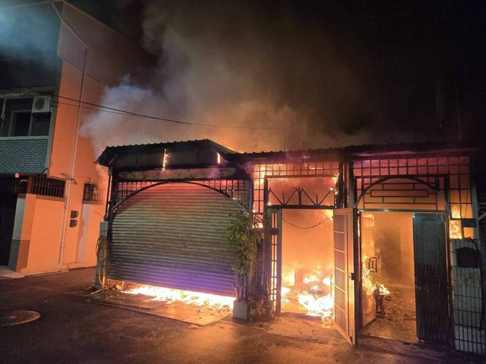 嘉義深夜火警母子葬身火窟 父哭喊:「我老婆小孩還在裡面!」