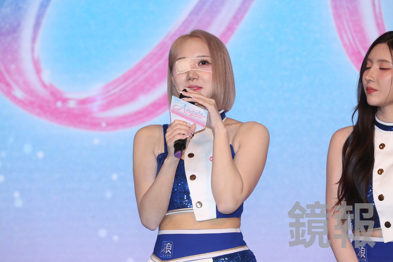 朴星垠在記者會上戴眼罩現身。董孟航攝