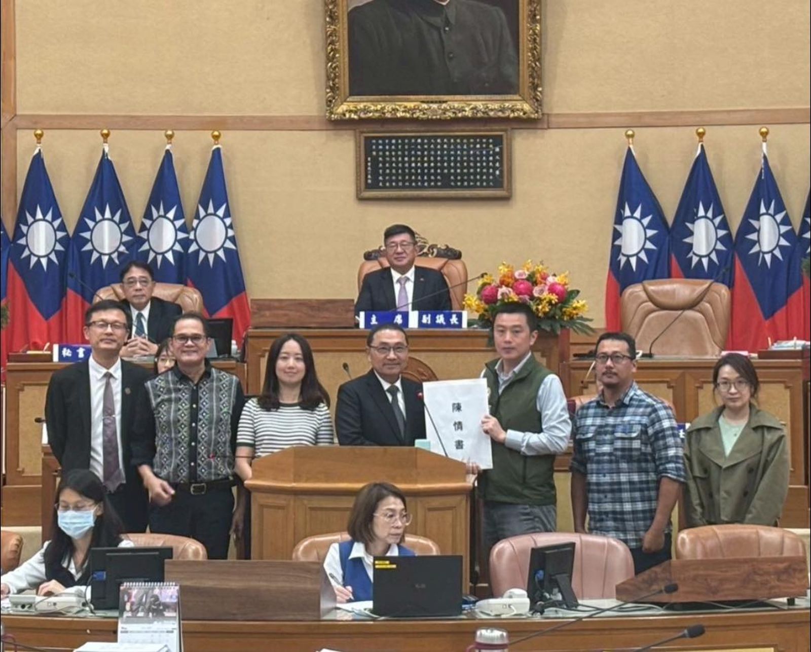 新北市議員張錦豪遞交陳情書，疑似受害教職員自保證據與家長聯署書給新北市長侯友宜。圖／張錦豪臉書