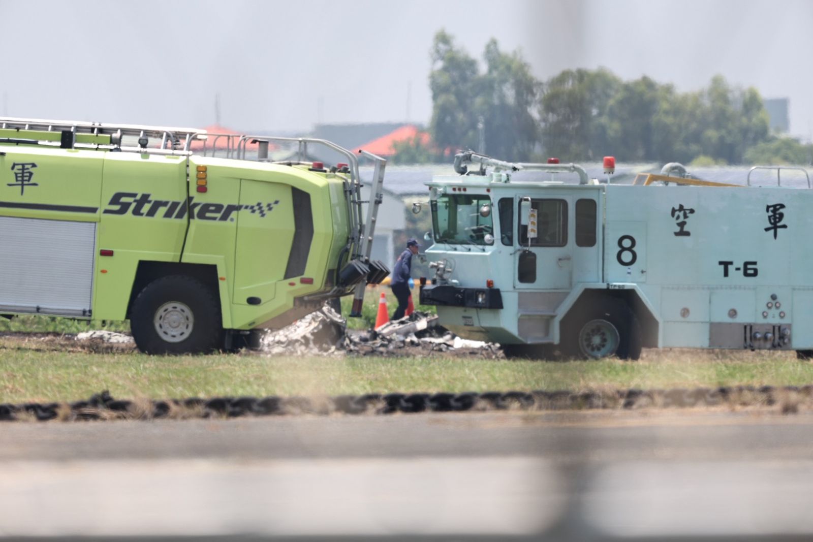 T-34墜機2飛官殉職!前座主任教官拋飛慘死 後座考核官卡在變形機骸