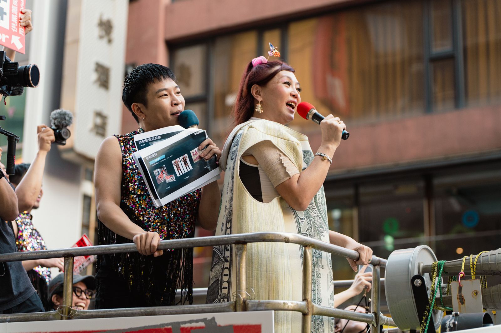 法拉利姐站上選舉車。VieFor提供