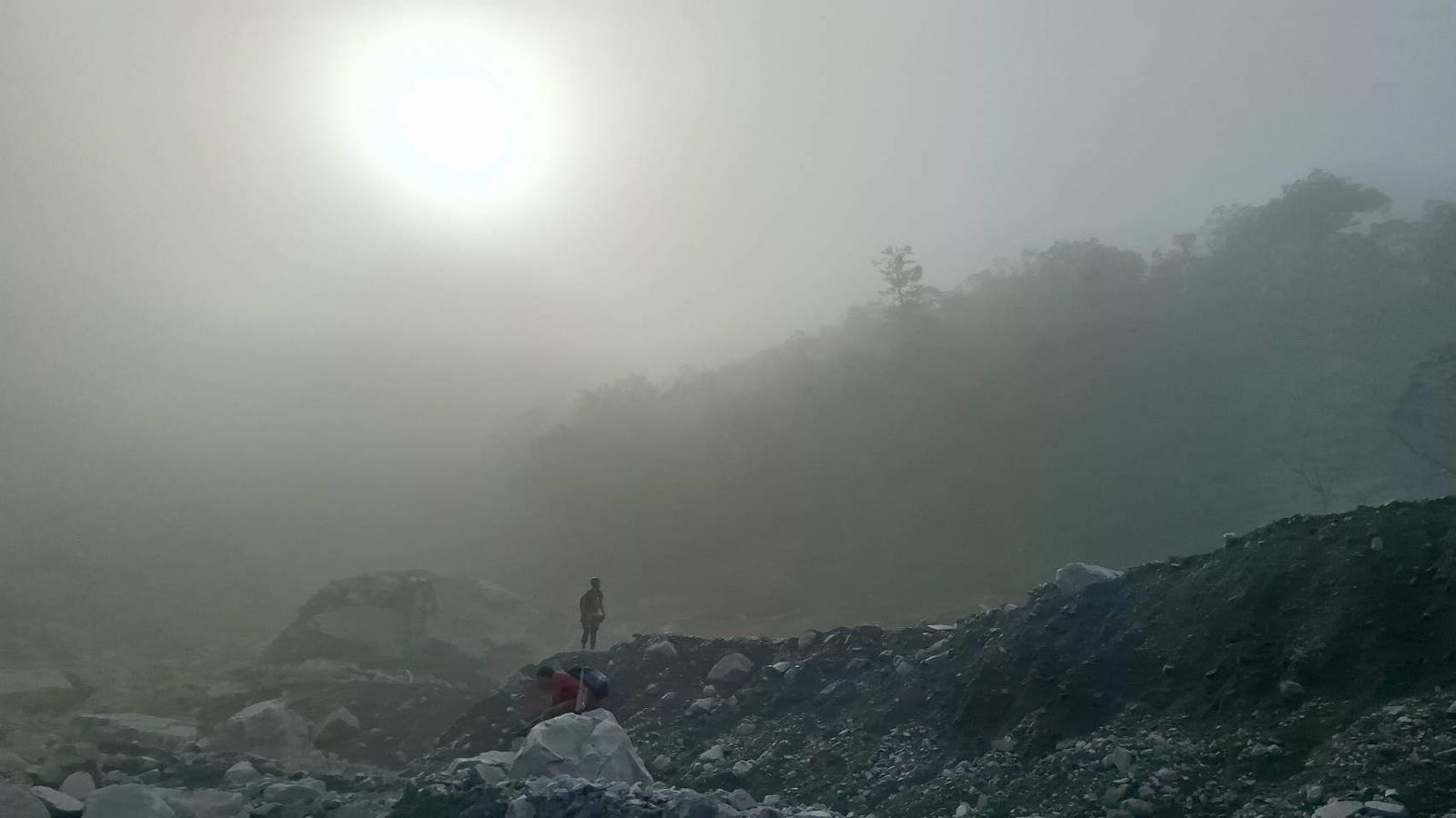 抬頭看不清太陽、呼吸全是沙！前進堰塞湖實錄曝光…網看哭：謝謝探勘超人