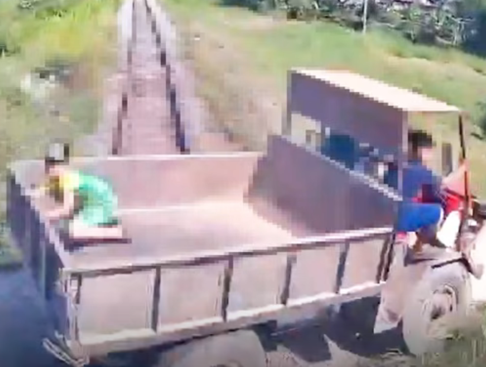 悲劇！農用車穿越鐵軌遭火車「撞成廢鐵」　後車斗10歲男童拋飛慘死