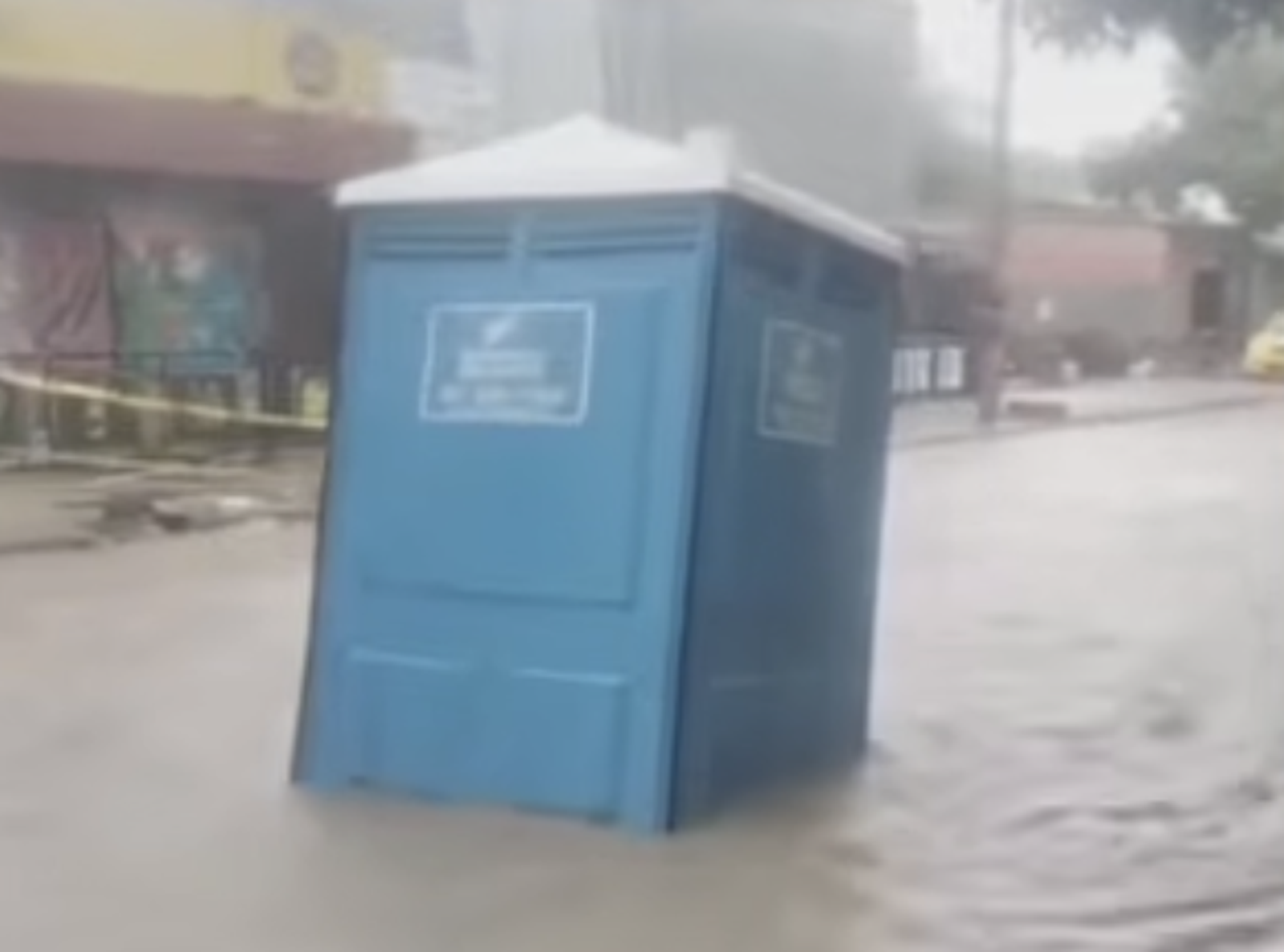 暴雨狂灌市區!他卡流動廁所內「被洪水沖走」 民眾冒險營救下場曝