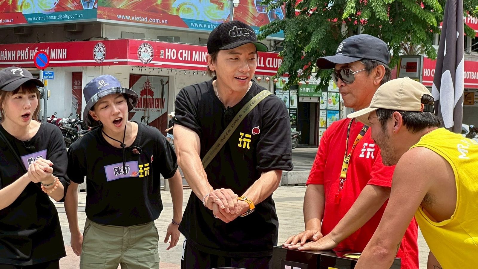 坤達(中)將在越南淪為洗頭工?綜藝玩很大提供