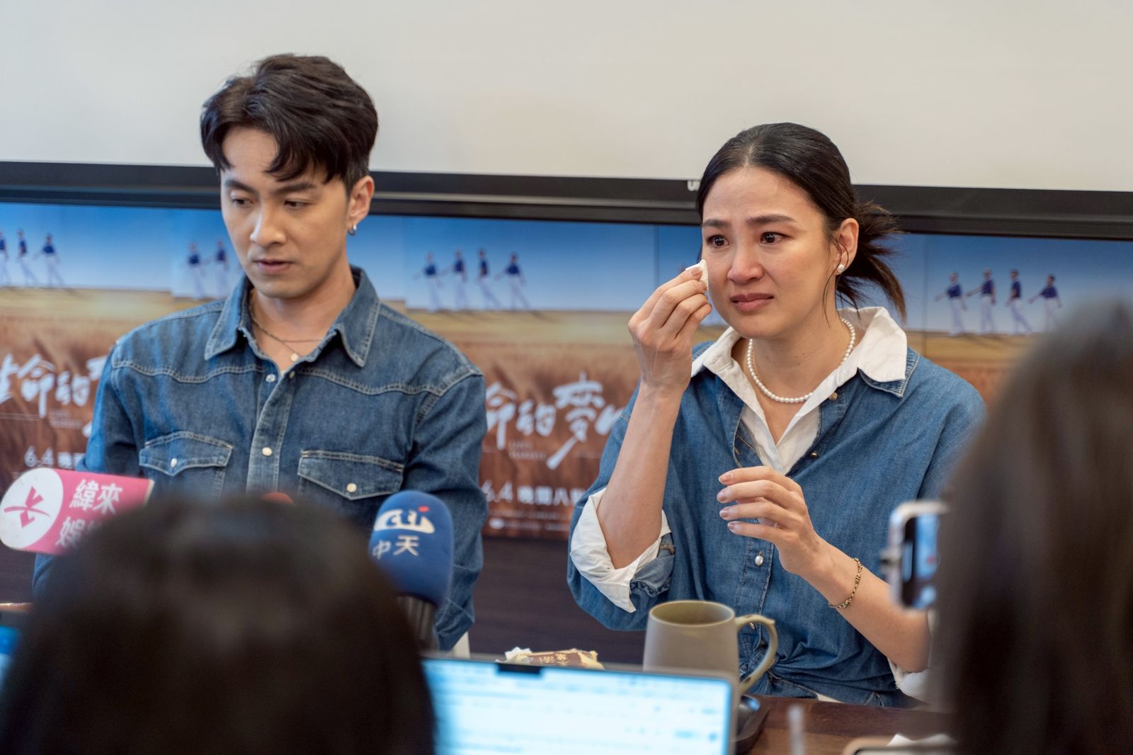 洪小鈴產後首露面曝哺乳艱辛　為擠奶痛哭、姆指發炎