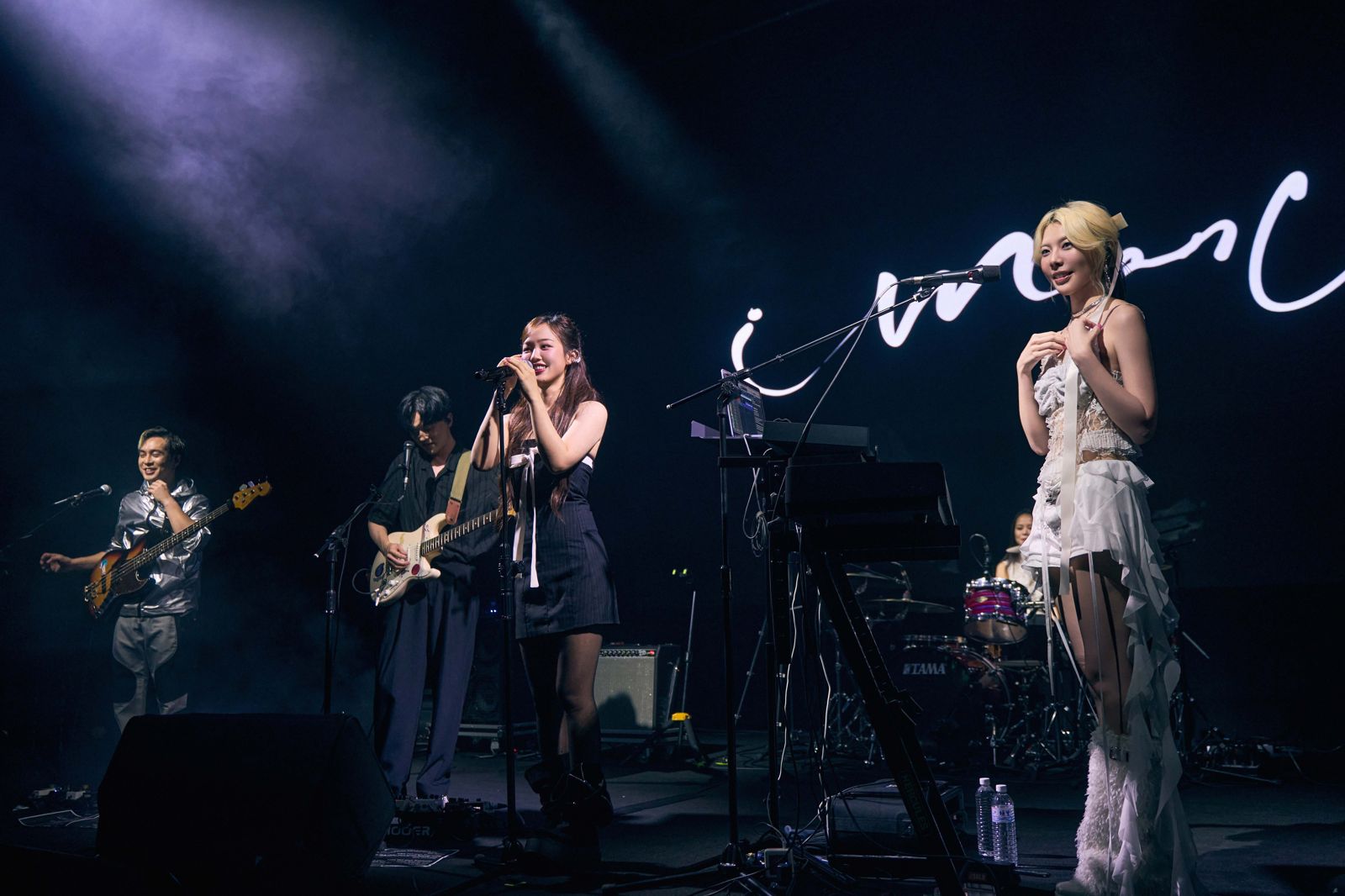 安吉擔任I Mean Us樂團演唱會嘉賓。索尼音樂提供