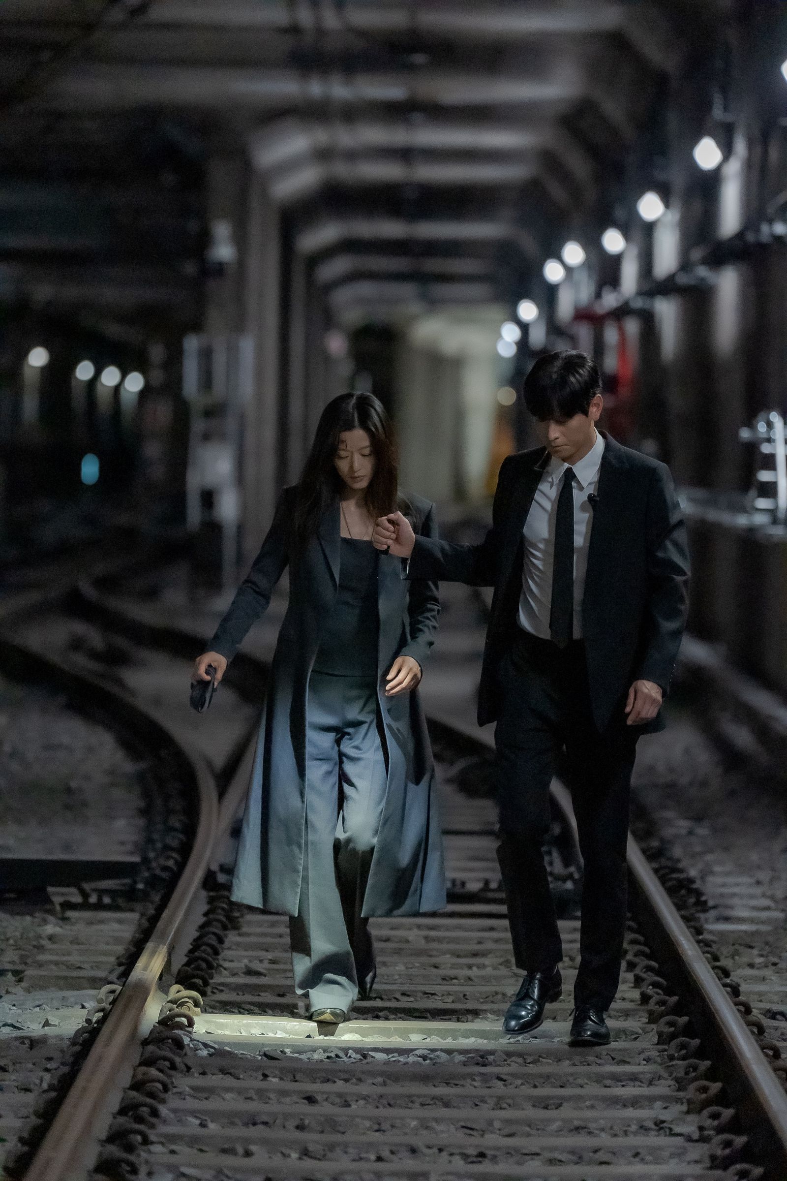 全智賢（左）與姜棟元的神仙組合原本讓觀眾超期待。Disney+提供