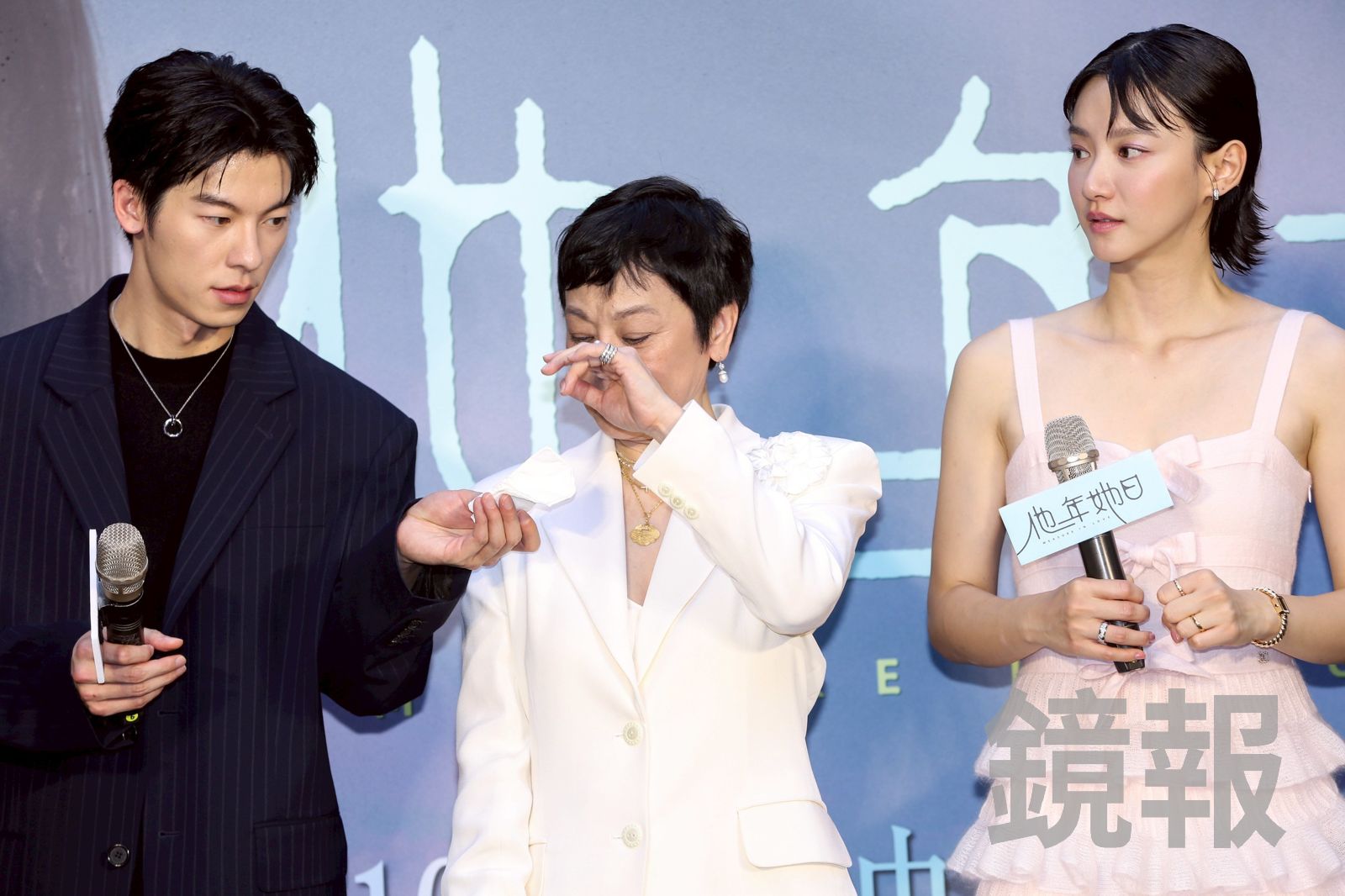 張艾嘉想到拍攝辛苦，一時哽咽，許光漢在一旁遞上衛生紙。李鍾泉攝