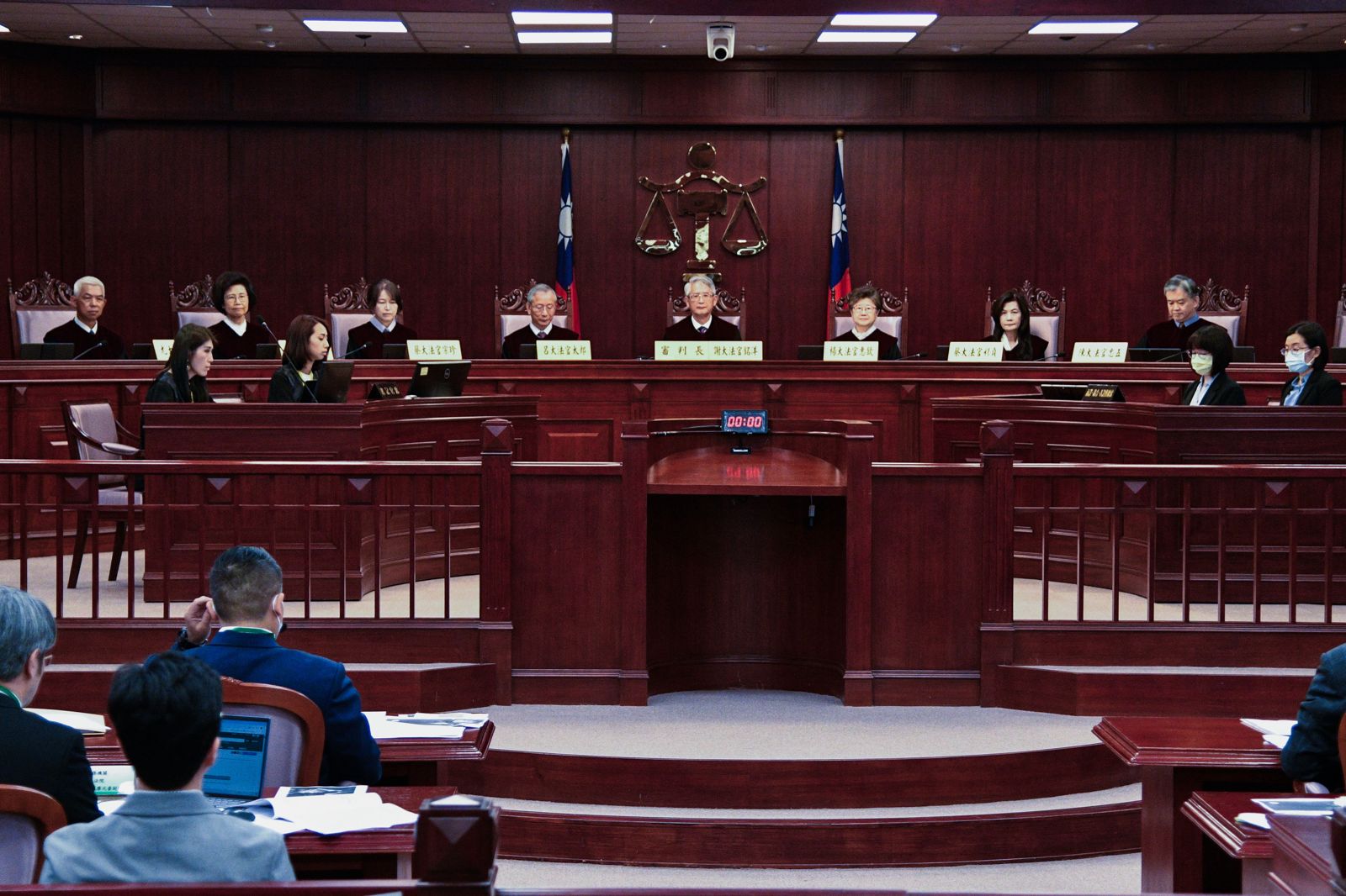 大法官霸氣宣告：立院想修法癱瘓憲法法庭就是違憲　立法院法律不能居高於憲法