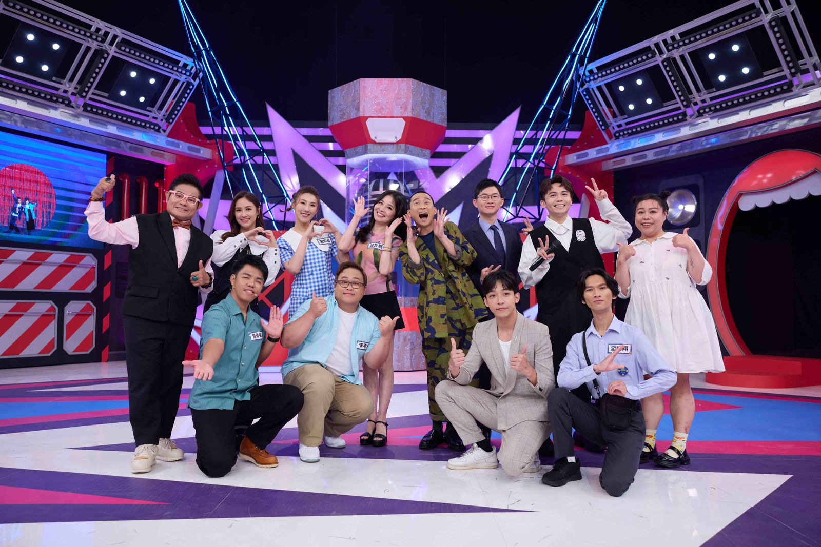 《Talk Talk秀台語2》錄影現場熱鬧非凡，參賽者與評審互動笑聲不斷。公視台語台提供