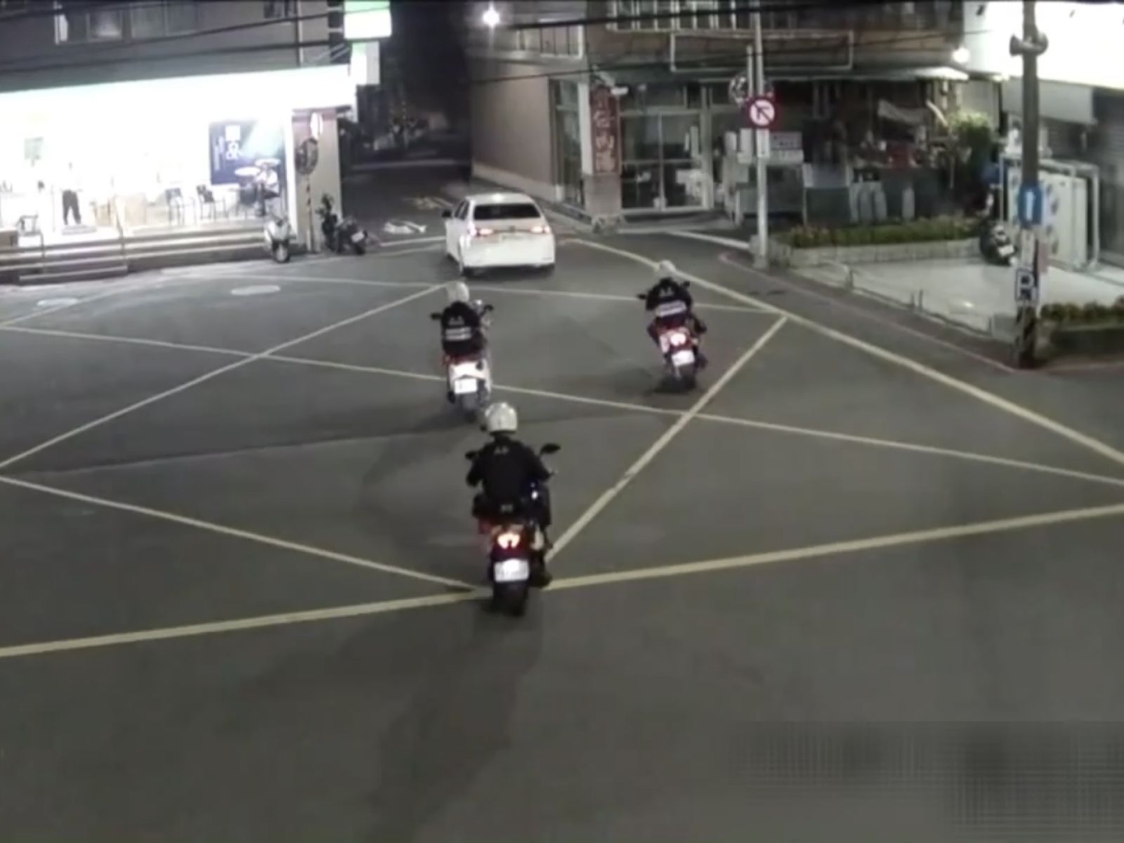 警方巡邏時發現可疑車輛,上前盤查時對方加速逃逸。翻攝畫面