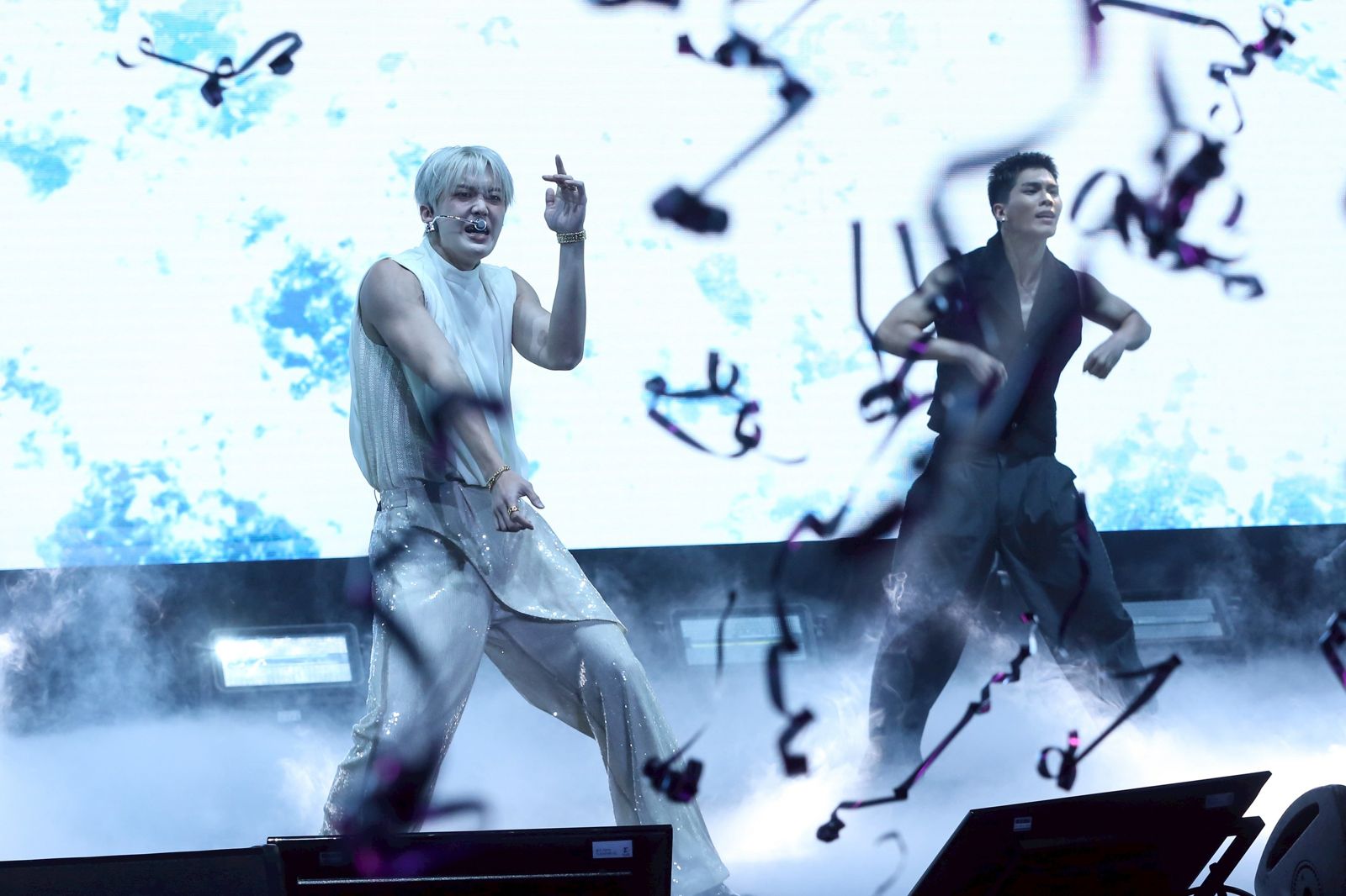 ASTRO尹產賀相隔6年來台　 無預警下跪求婚全場暴動