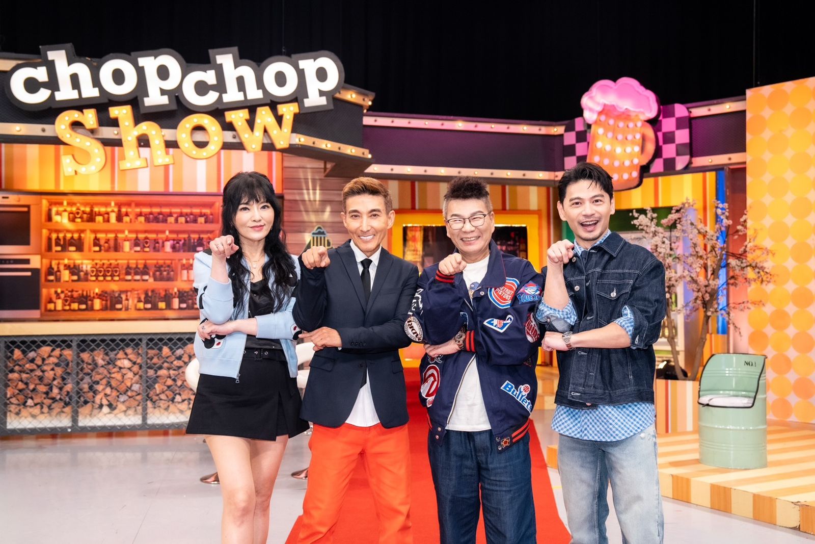 沈玉琳（右二）以來賓身分回歸《11點熱吵店》。TVBS提供