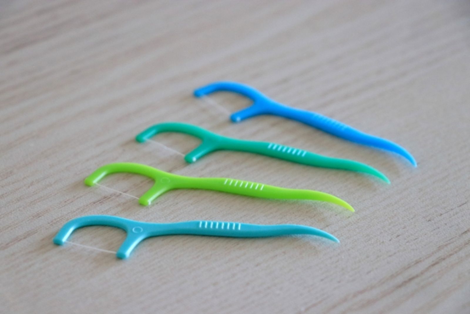 牙醫師解釋牙線使用方式及牙線棒差別。示意圖／photoac