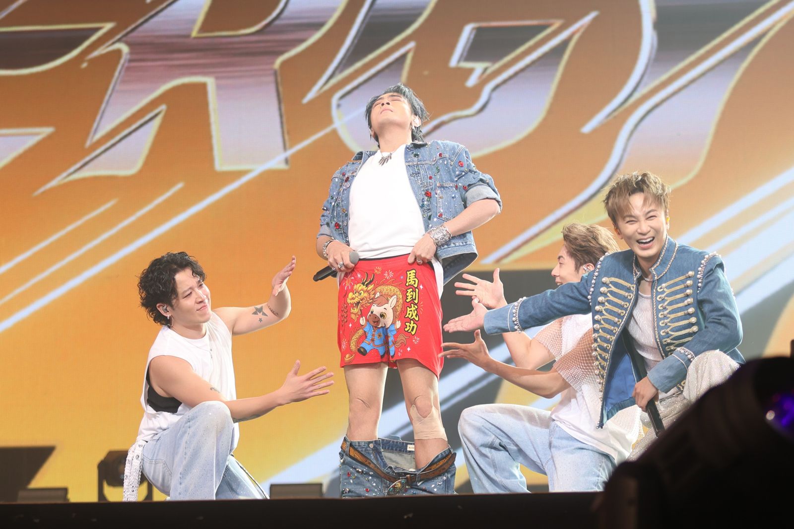 直擊/全場嚇瘋!Energy Toro遭舞者脫褲 紅內褲4字被萬人看光