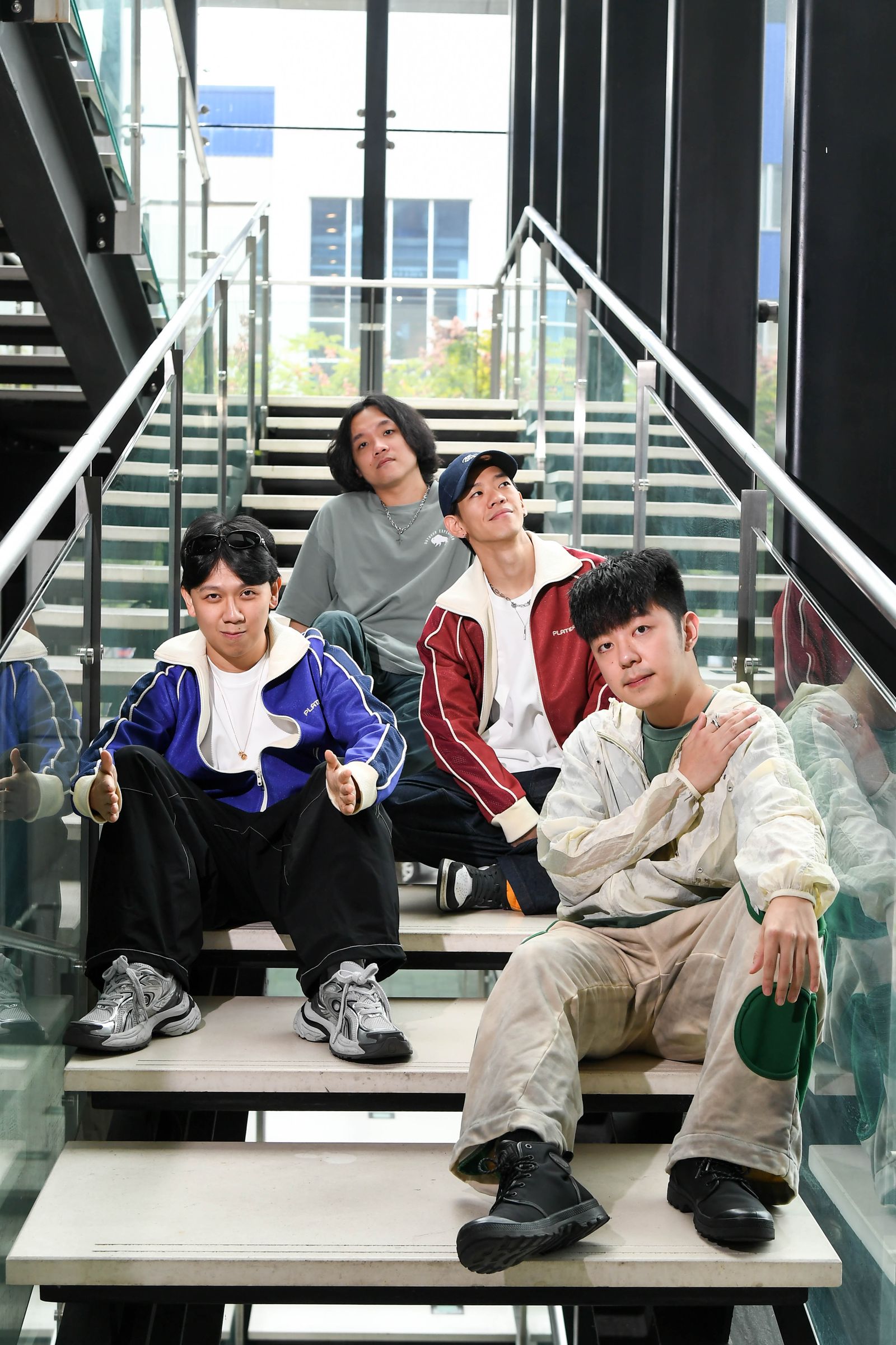 浪漫里吉他手阿舍(左)是黃韻玲兒子。三立提供