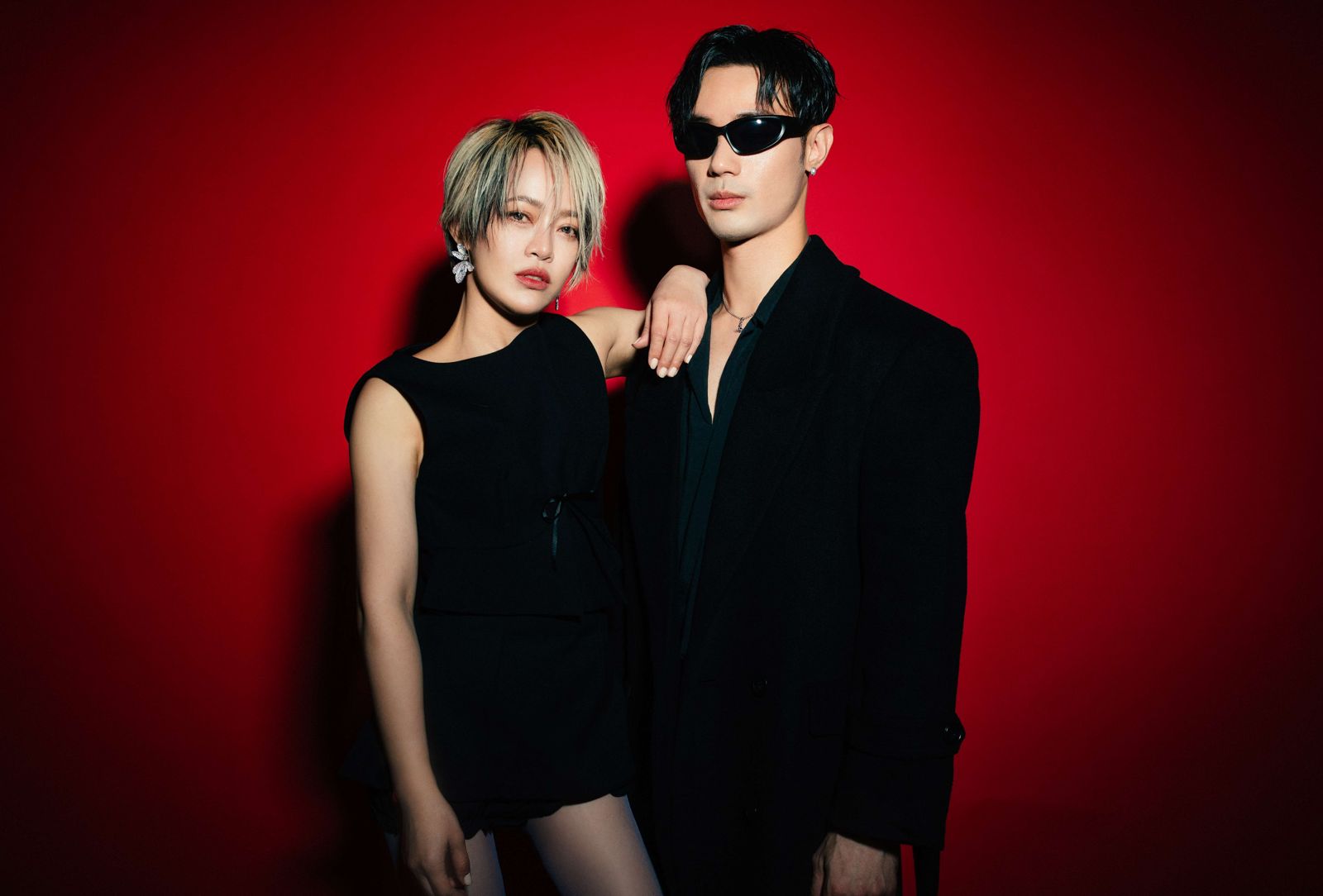 戴愛玲（左）邀TRASH貝斯手博文拍攝單曲封面。華納音樂提供