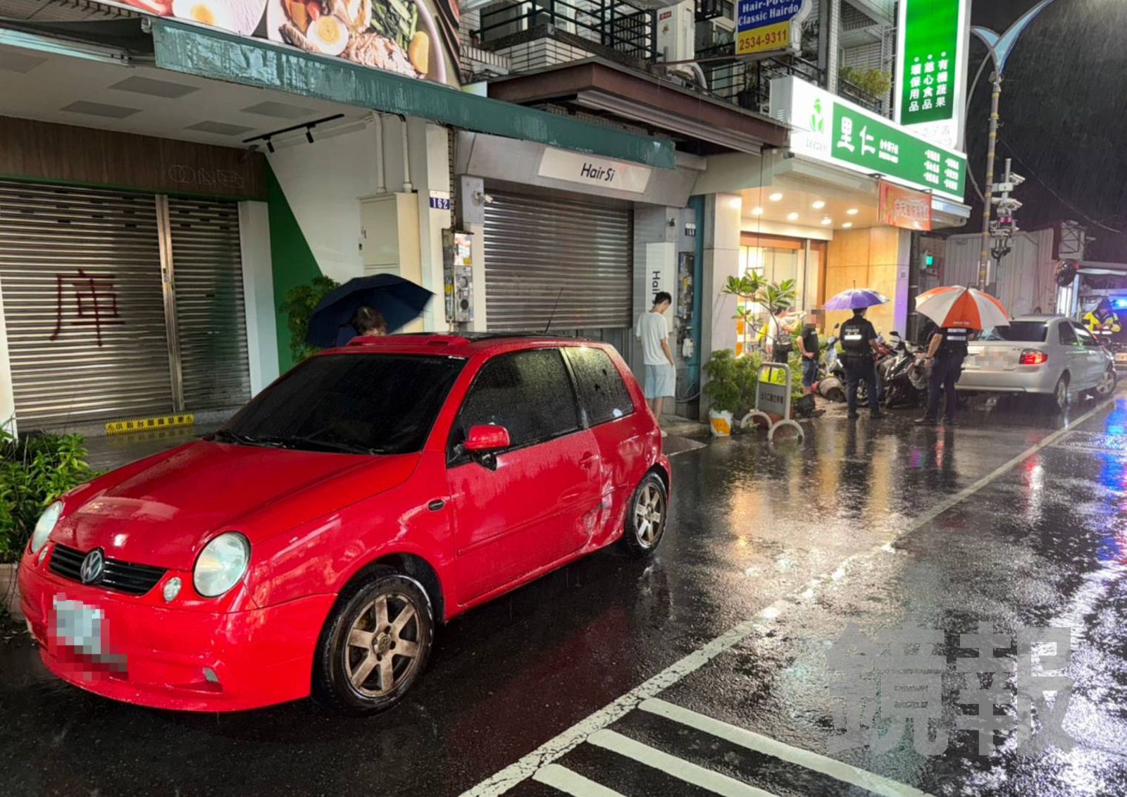 銀色轎車逆向擦撞紅色轎車與8輛機車，肇事駕駛涉及毒駕被法辦。民眾提供