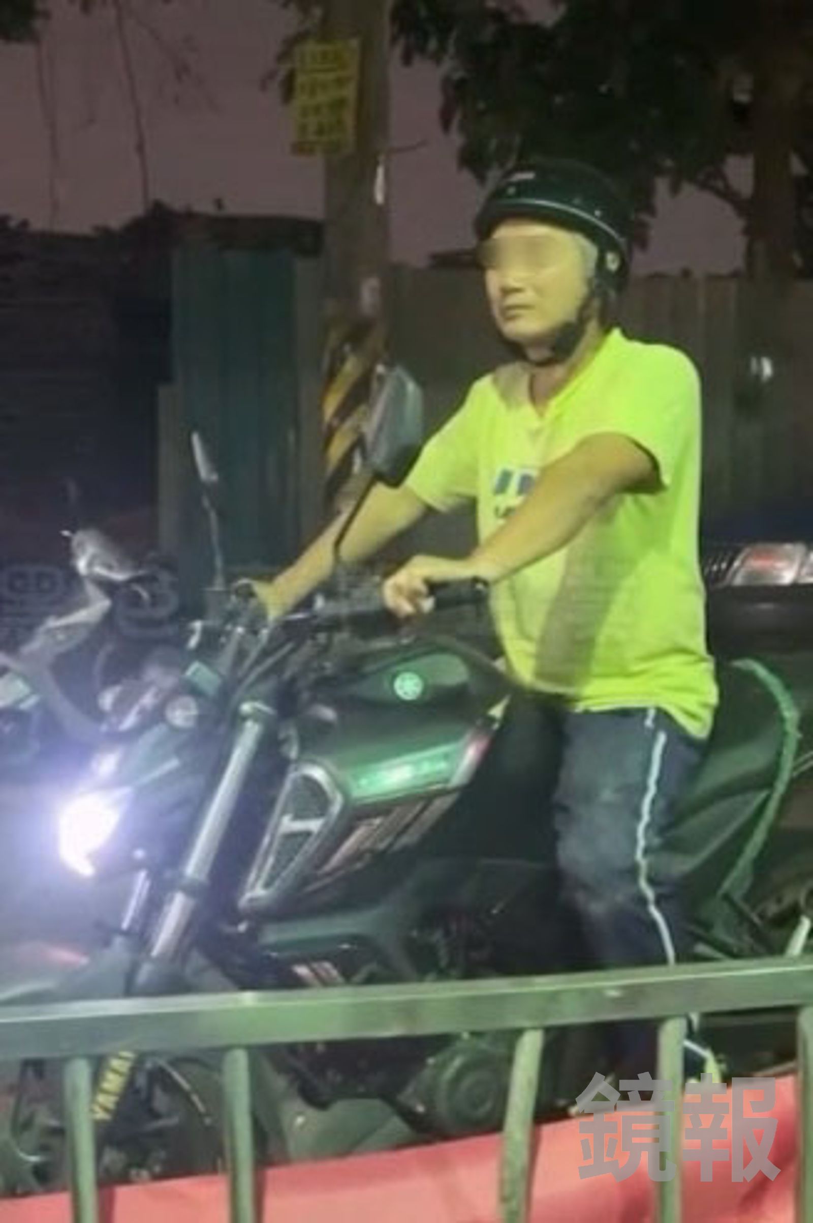 賴姓男子騎乘機車到場，對頭牙福宴的用餐民眾狂按喇叭。翻攝黑色豪門企業