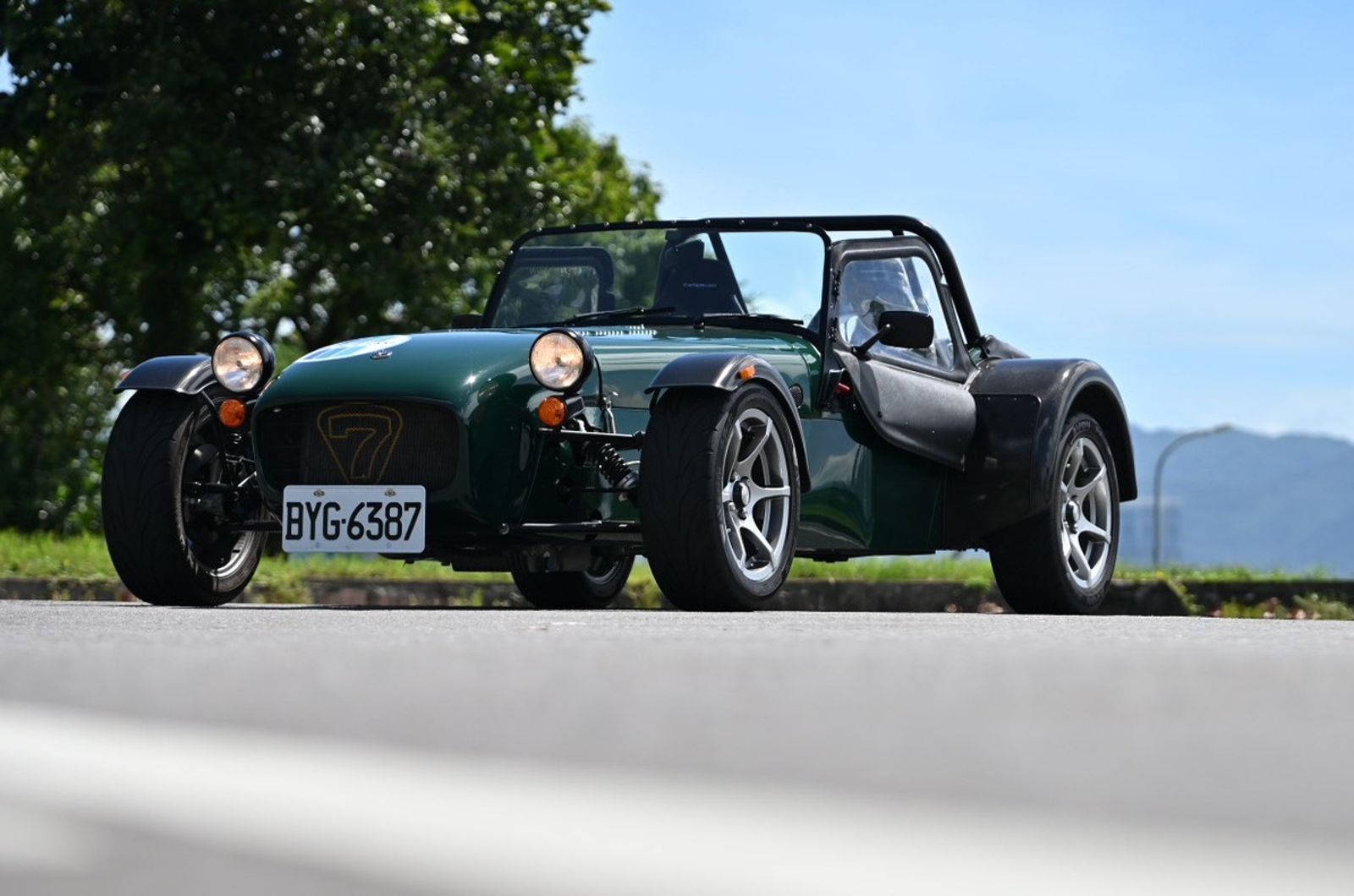 這是什麼車啊？驚見比法拉利還少見的奇車！ 沒車頂沒車門竟要價400萬元