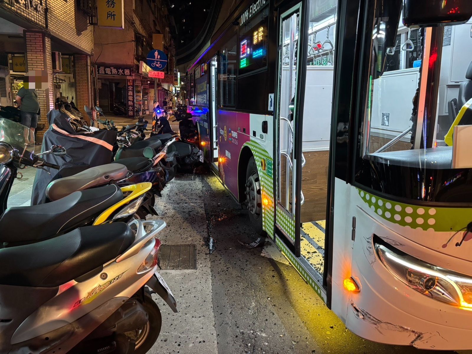 碰!公車偏移連撞7機車 乘客驚恐:「我以為我要死在車上了!」
