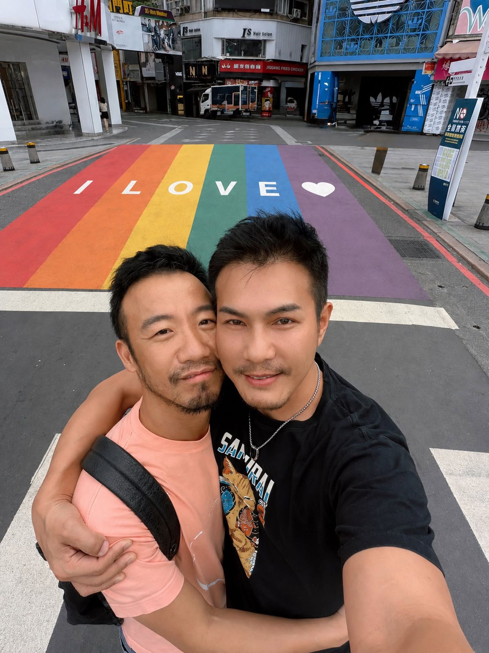 高允漢（右）成為8點檔圈內第一個同婚男星。翻攝高允漢臉書