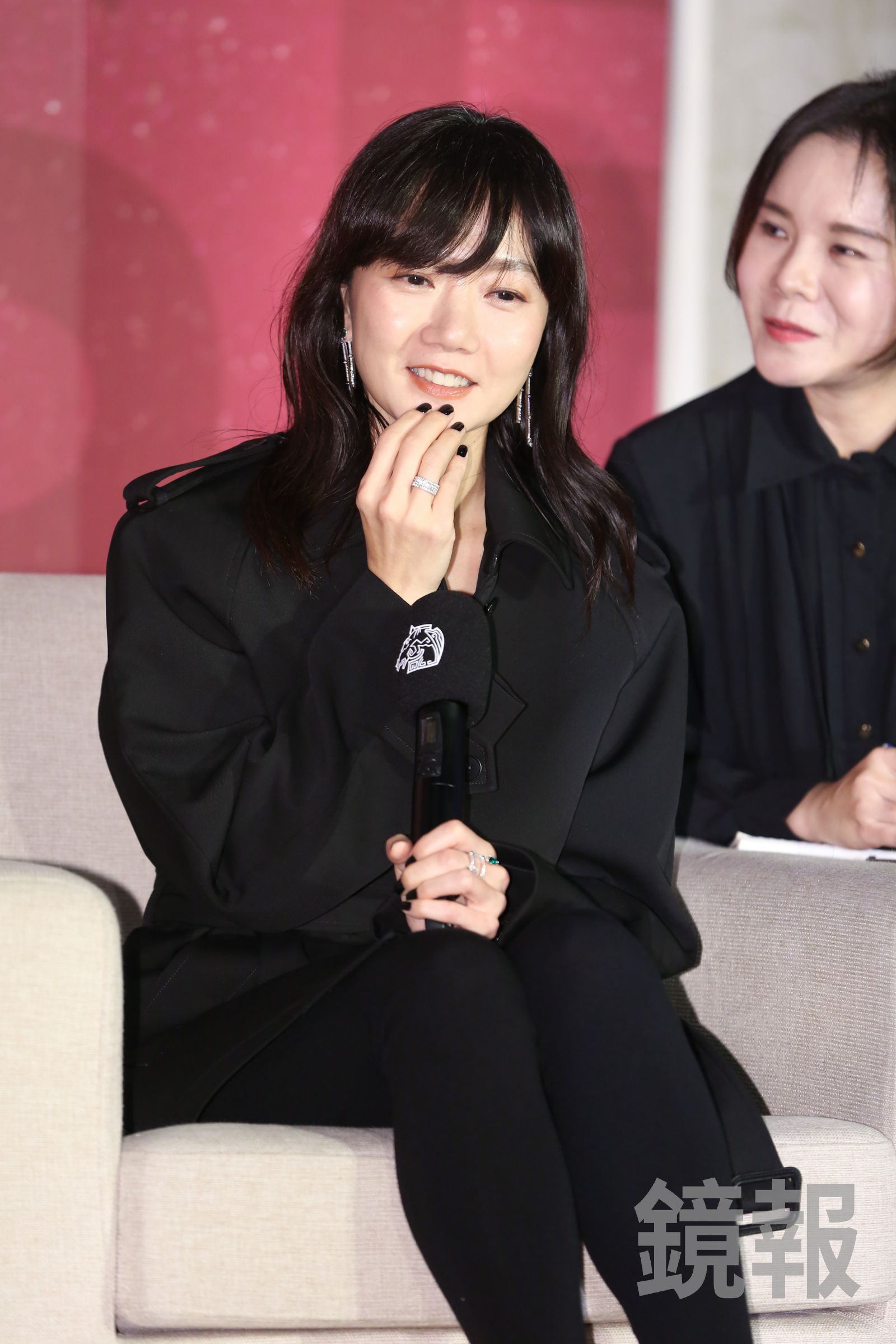 裴斗娜用心思索每個問題，真誠回答小動作不斷。李鍾泉攝