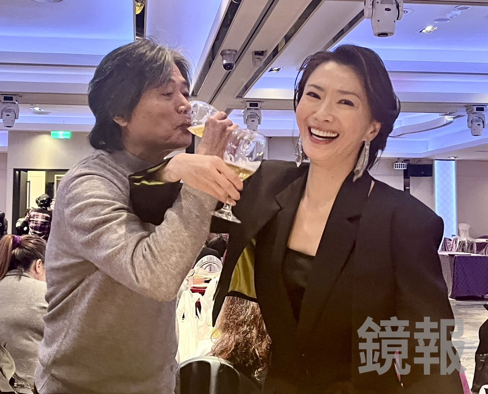 蕭大陸(左)與侯怡君在現場喝交杯酒放閃。杜沛學攝