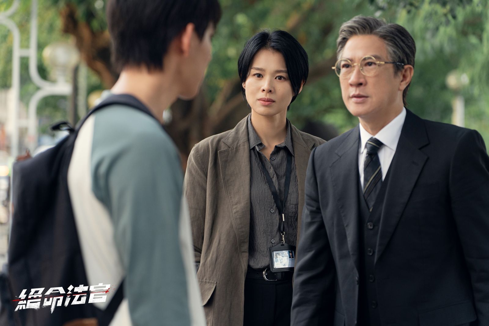 張家輝(右)在督察胡杏兒前,掩護兒子曾向鎮。圖/TVBS