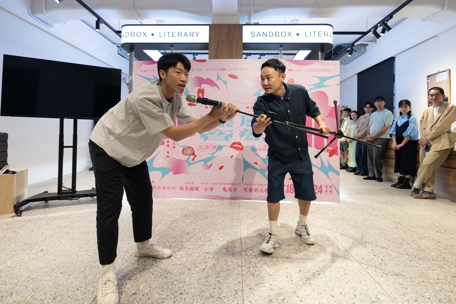 《噪音風暴—LOUDER》集結不同風格，豐富展現音樂、文學、馬戲與語言的魅力。阮劇團提供